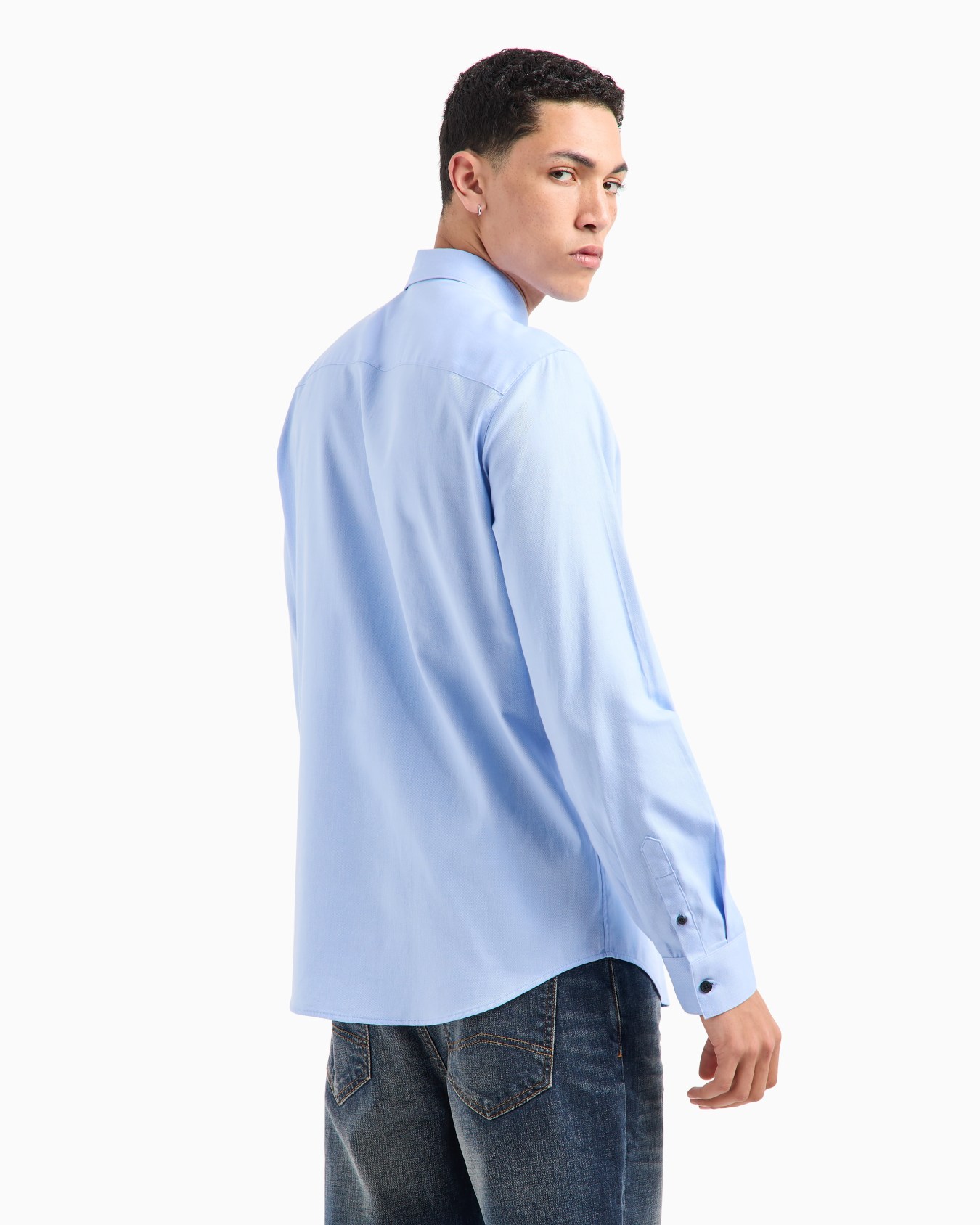 Camisa regular fit confeccionada en algodón teñido en hilo Diapositiva 2