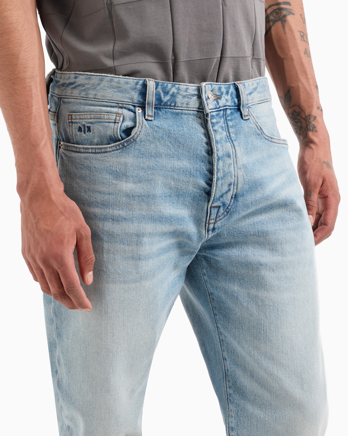 J71 carrot fit jeans in comfort stretch denim Slide 4