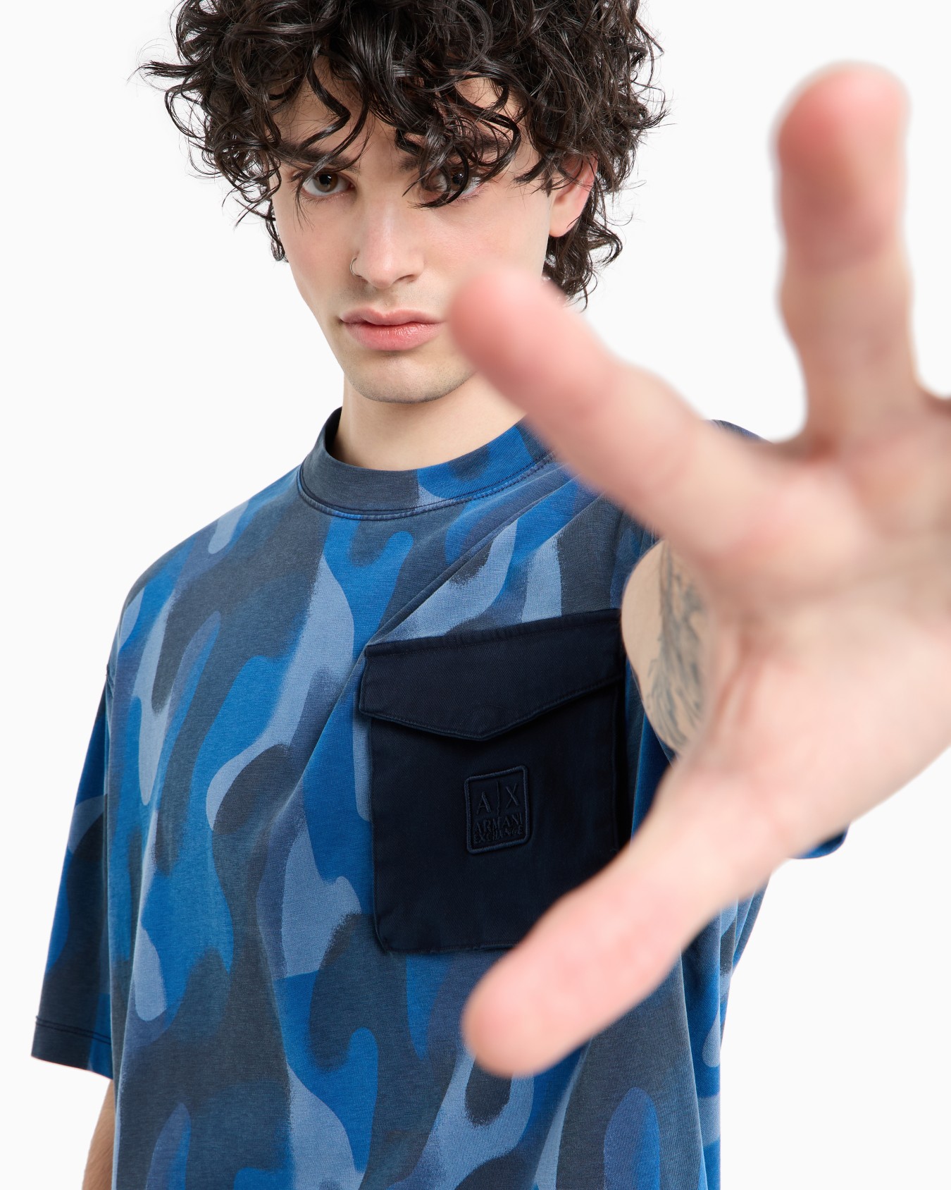 Camiseta de camuflaje de corte relajado con bolsillo con logo Diapositiva 4