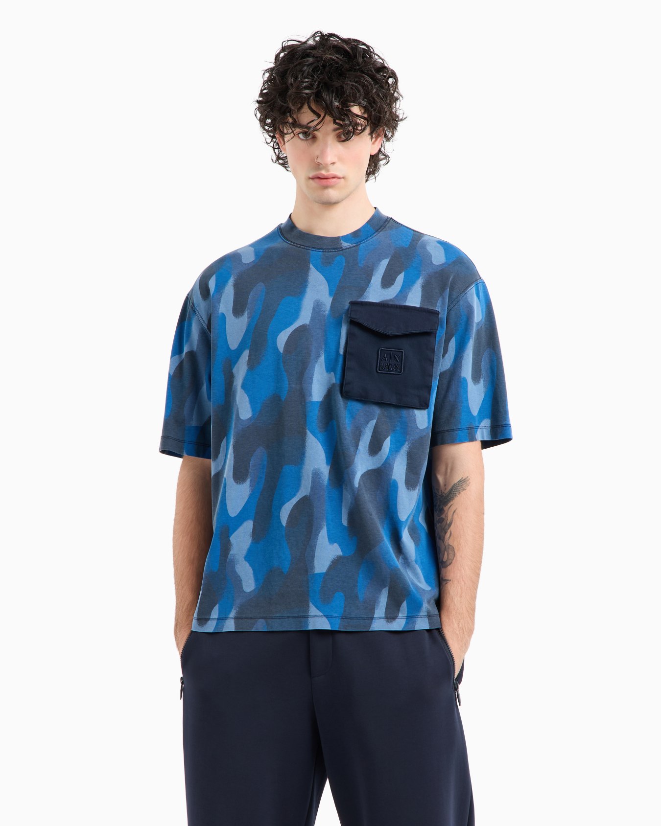 Camiseta de camuflaje de corte relajado con bolsillo con logo Diapositiva 1