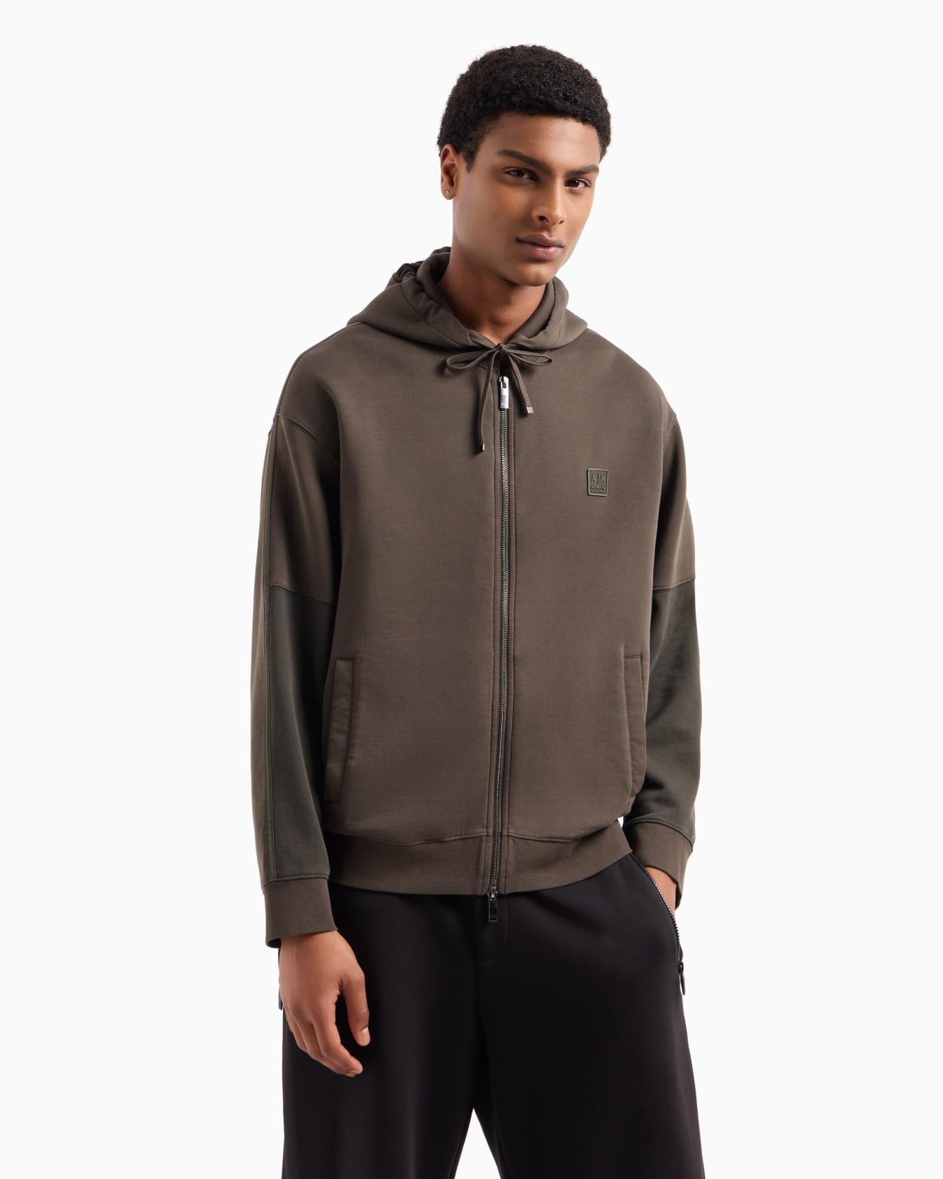 Sudadera con capucha y mangas en contraste Diapositiva 1