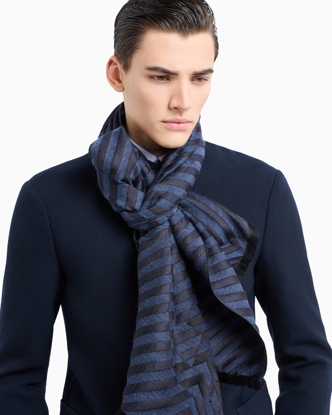 Jacquard virgin wool and silk stole Slide 2