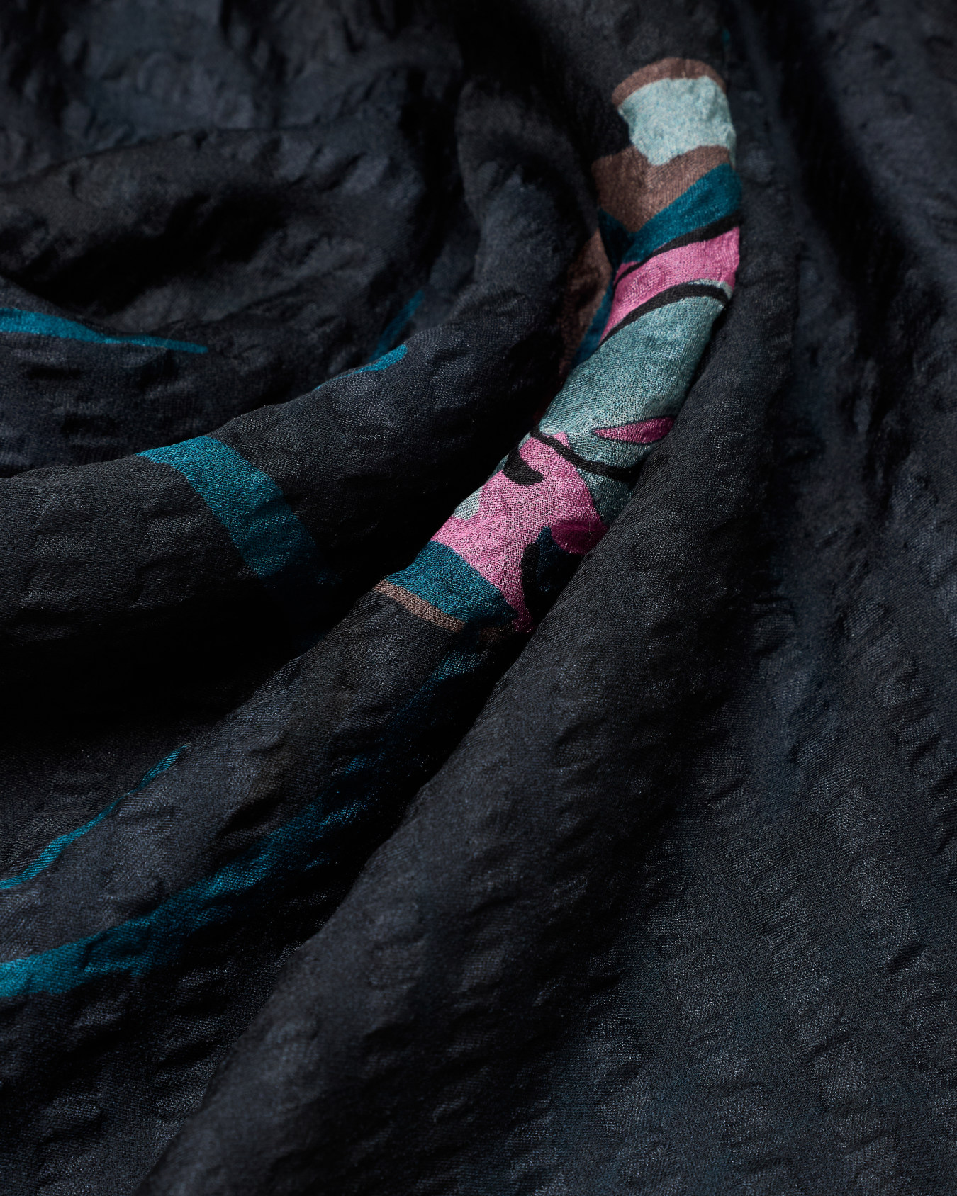 Printed silk triangle foulard Slide 1