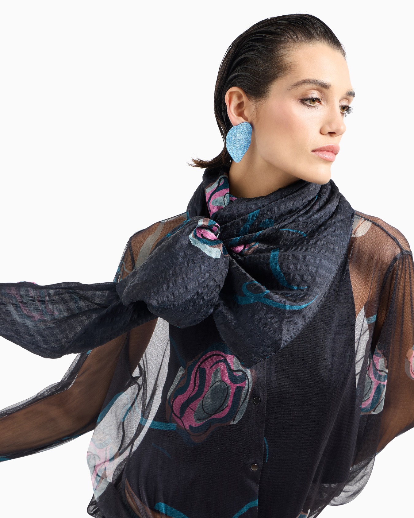 Printed silk triangle foulard Slide 2