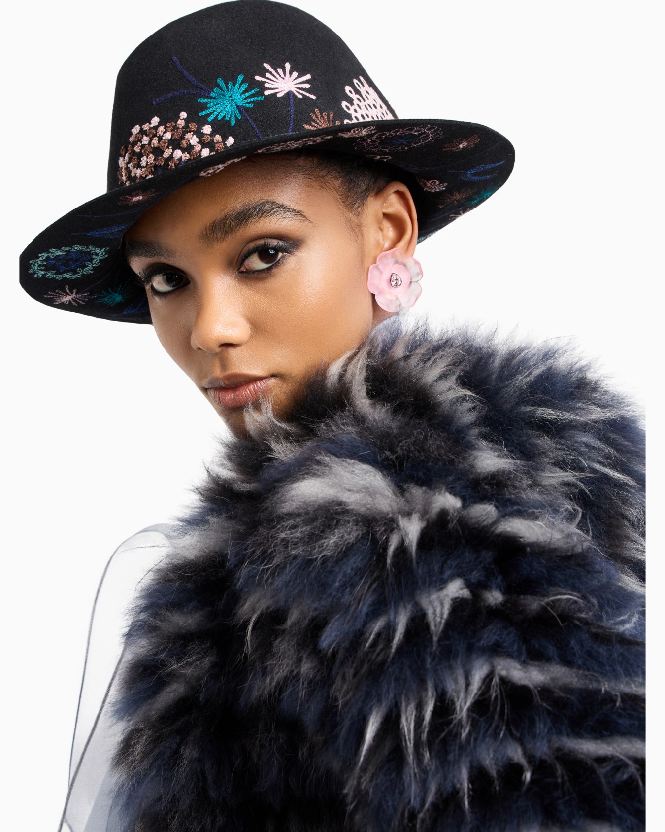 Cappello in lapin con ricami floreali Slide 3