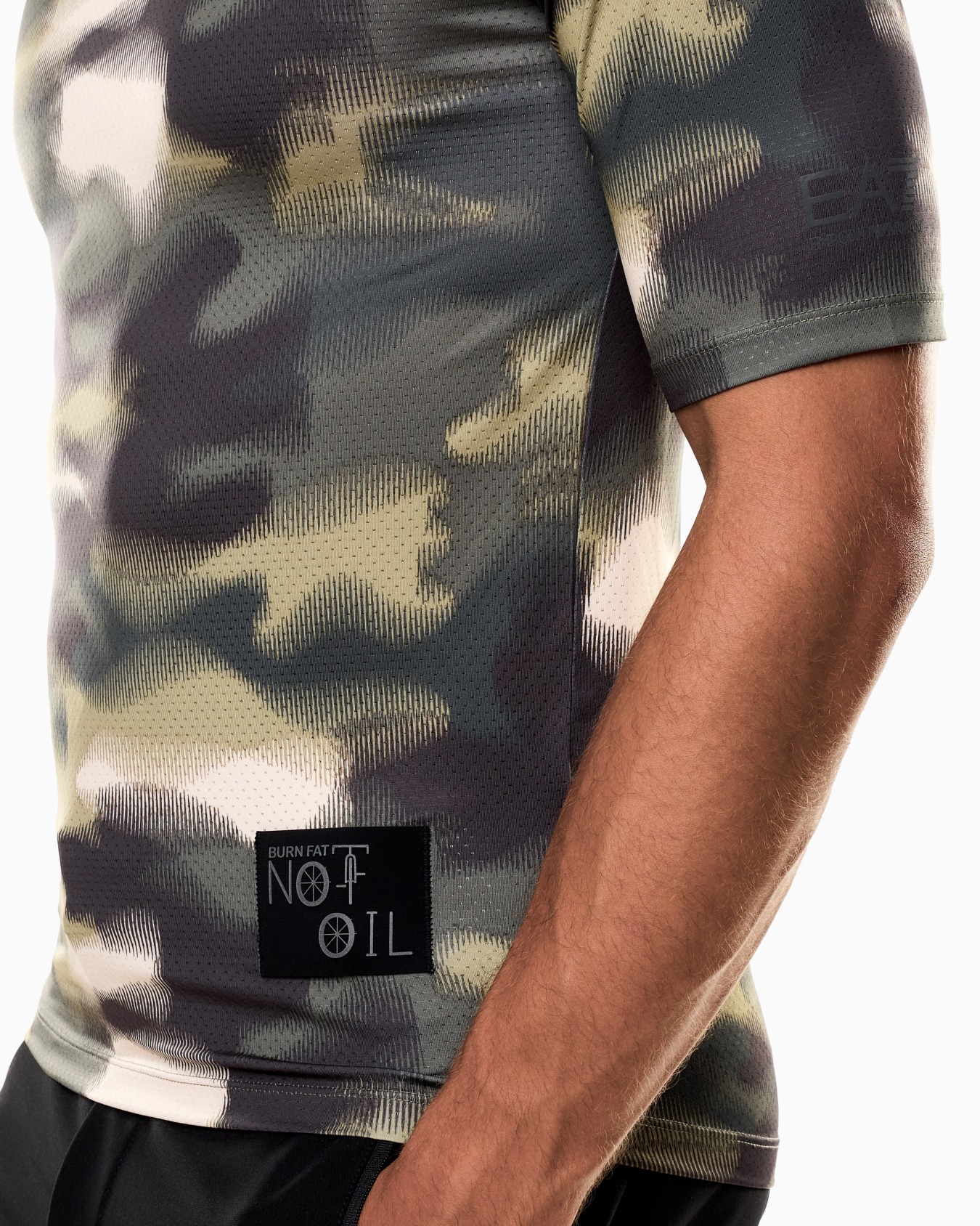 Urban Escape stretch technical fabric crew-neck T-shirt Slide 4