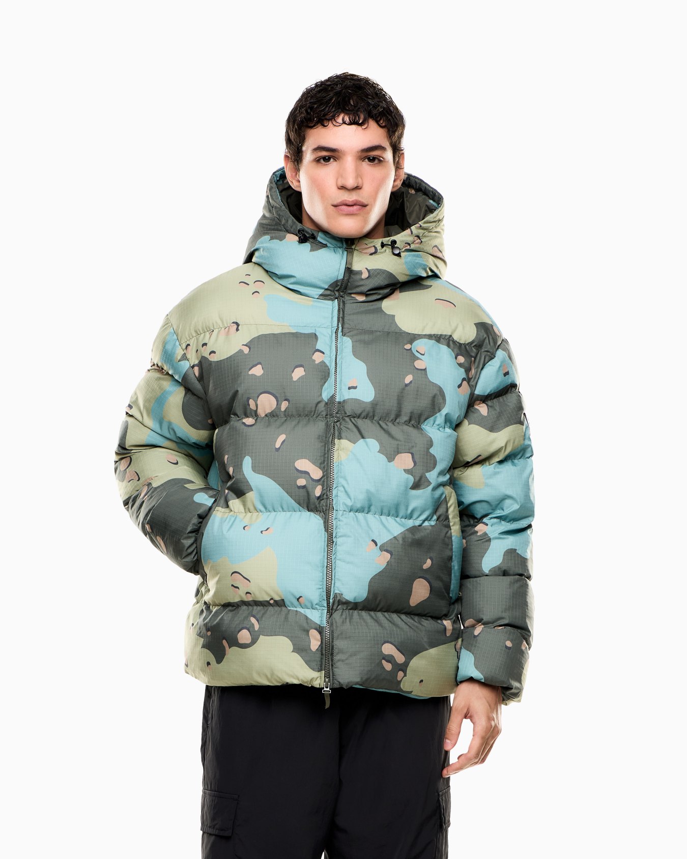 Chaqueta acolchada con capucha de nailon iridiscente Diapositiva 3