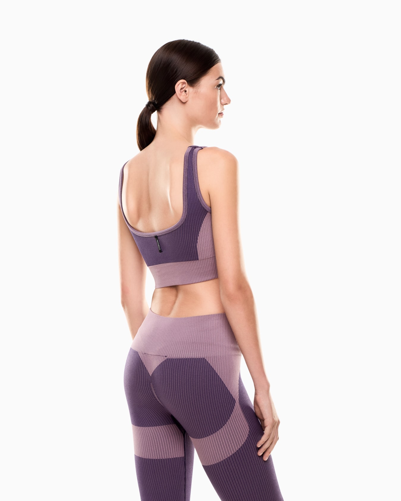 Dynamic Athlete seamless sports bra in VIGOR7 technical fabric Slide 2