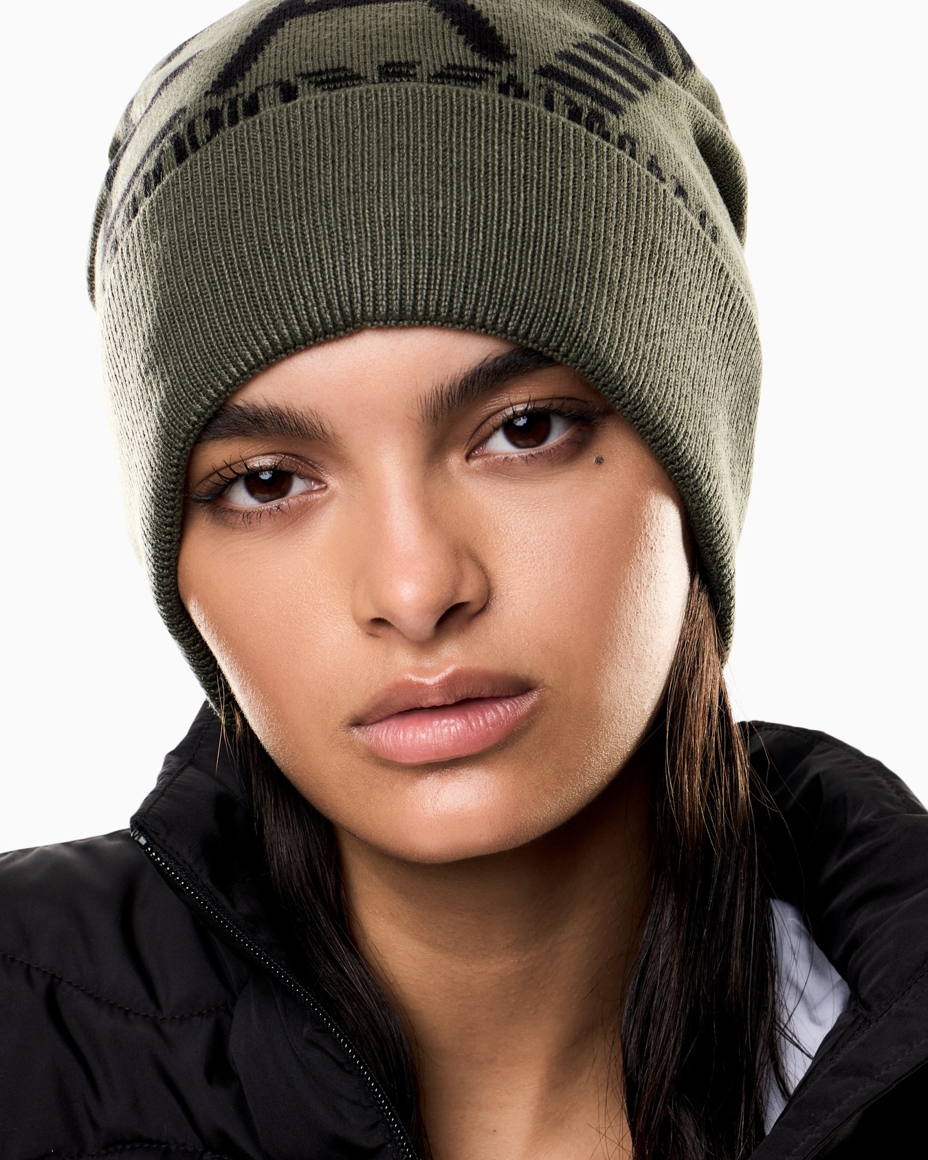 Visibility beanie with EA7 oversized logo Slide 2