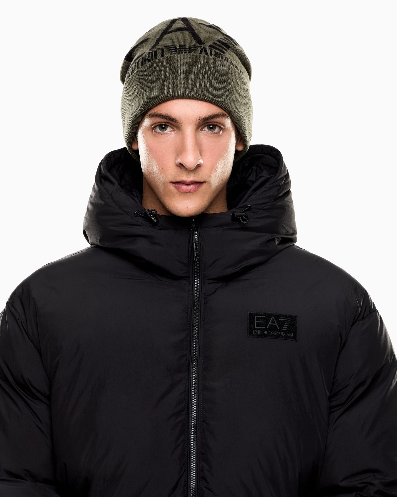 Visibility beanie with EA7 oversized logo Slide 3