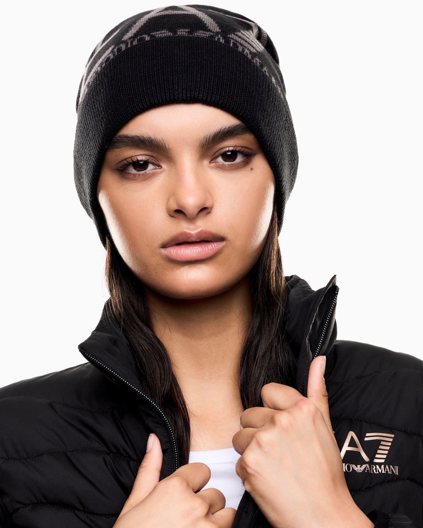 Visibility beanie with EA7 oversized logo Slide 2