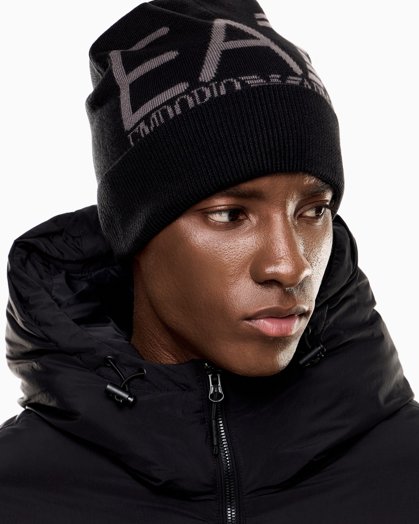 Visibility beanie with EA7 oversized logo Slide 3