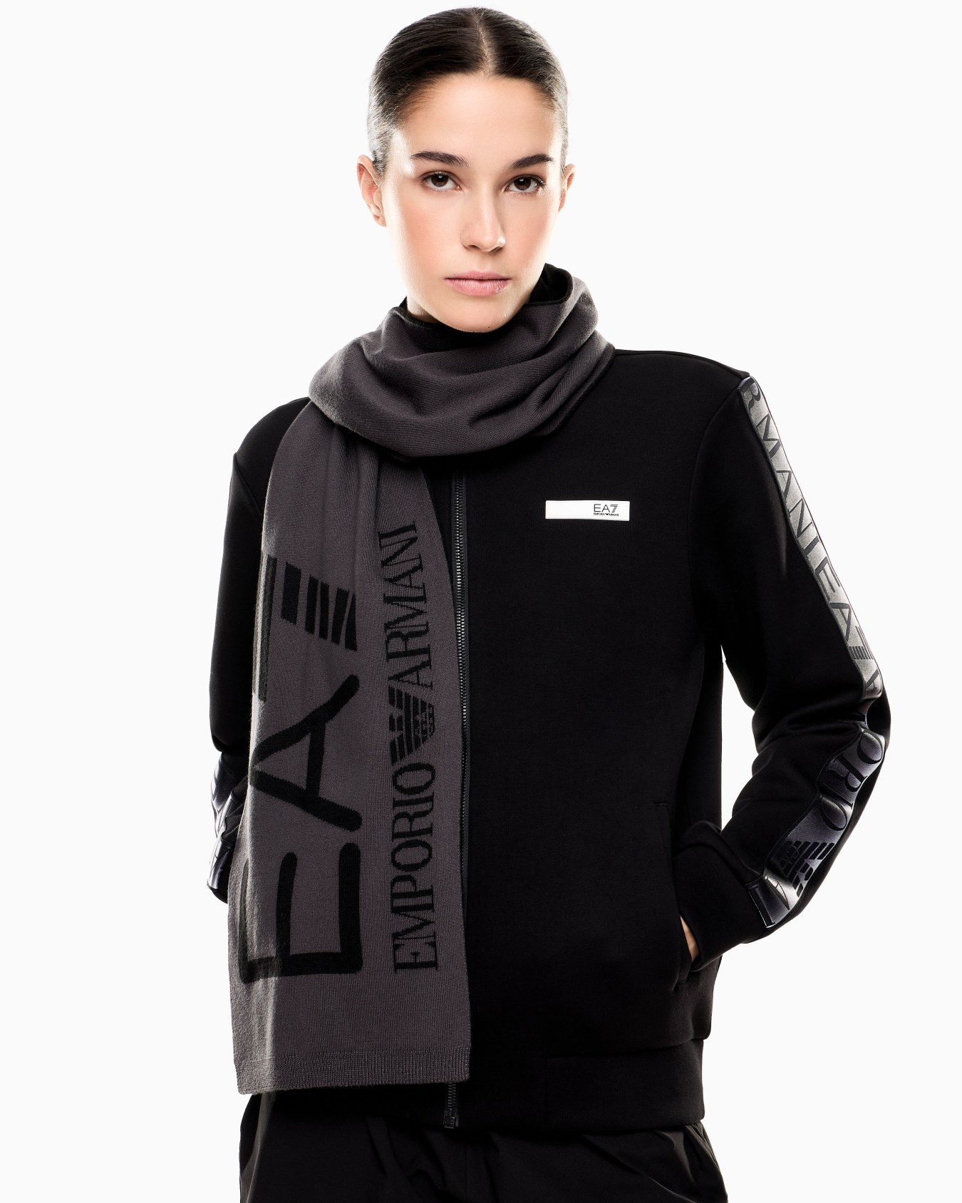 Visibility scarf with EA7 oversized logo Slide 2