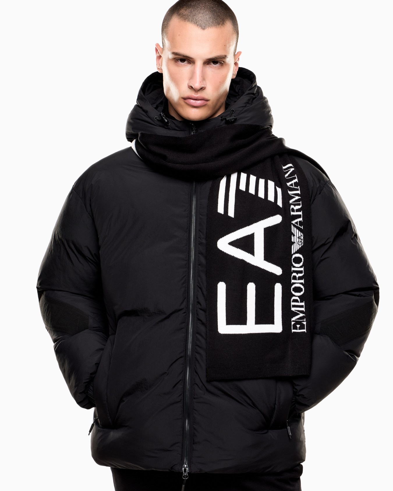 Visibility scarf with EA7 oversized logo Slide 3