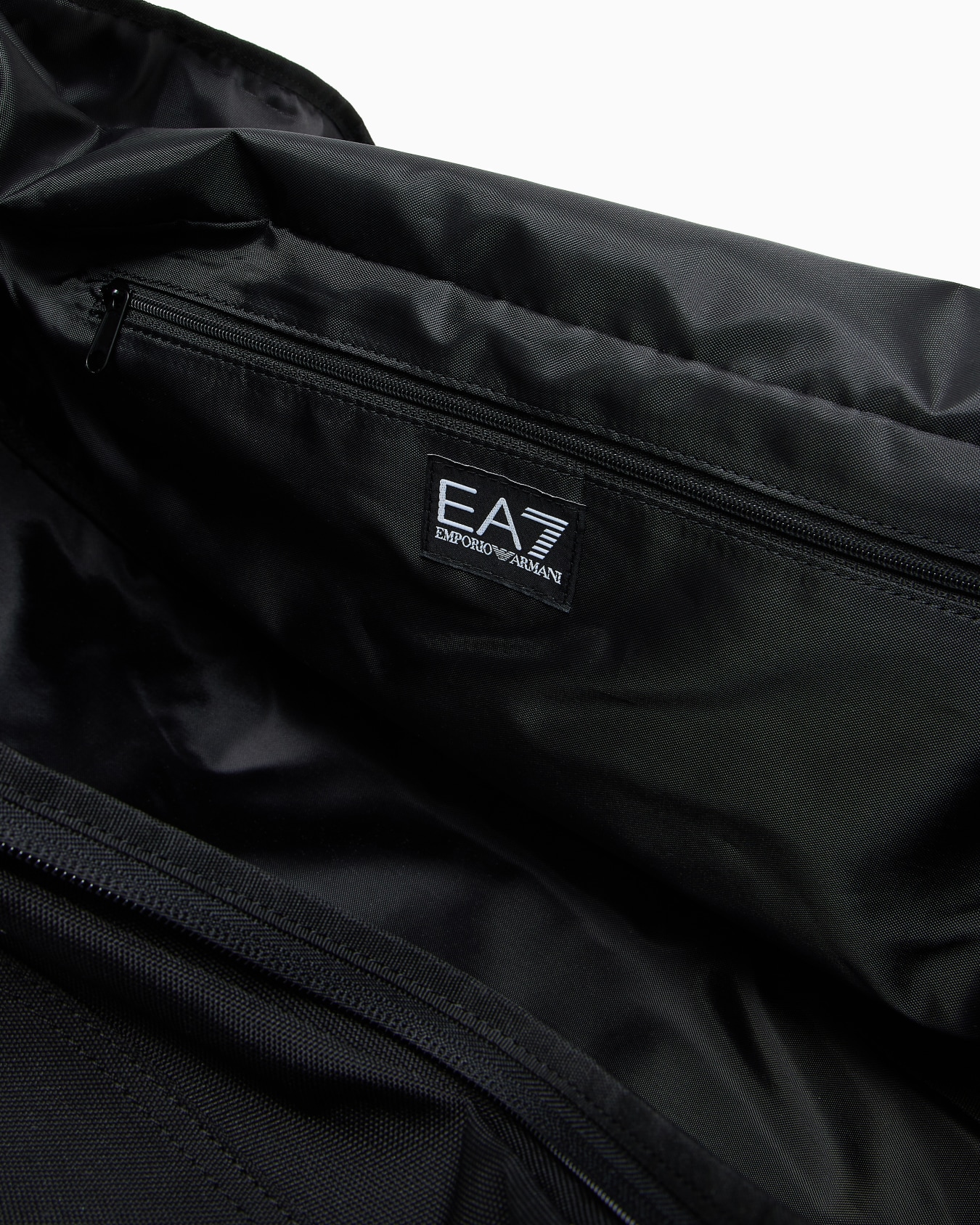 Train Core large gym bag with oversized EA7 logo Slide 3