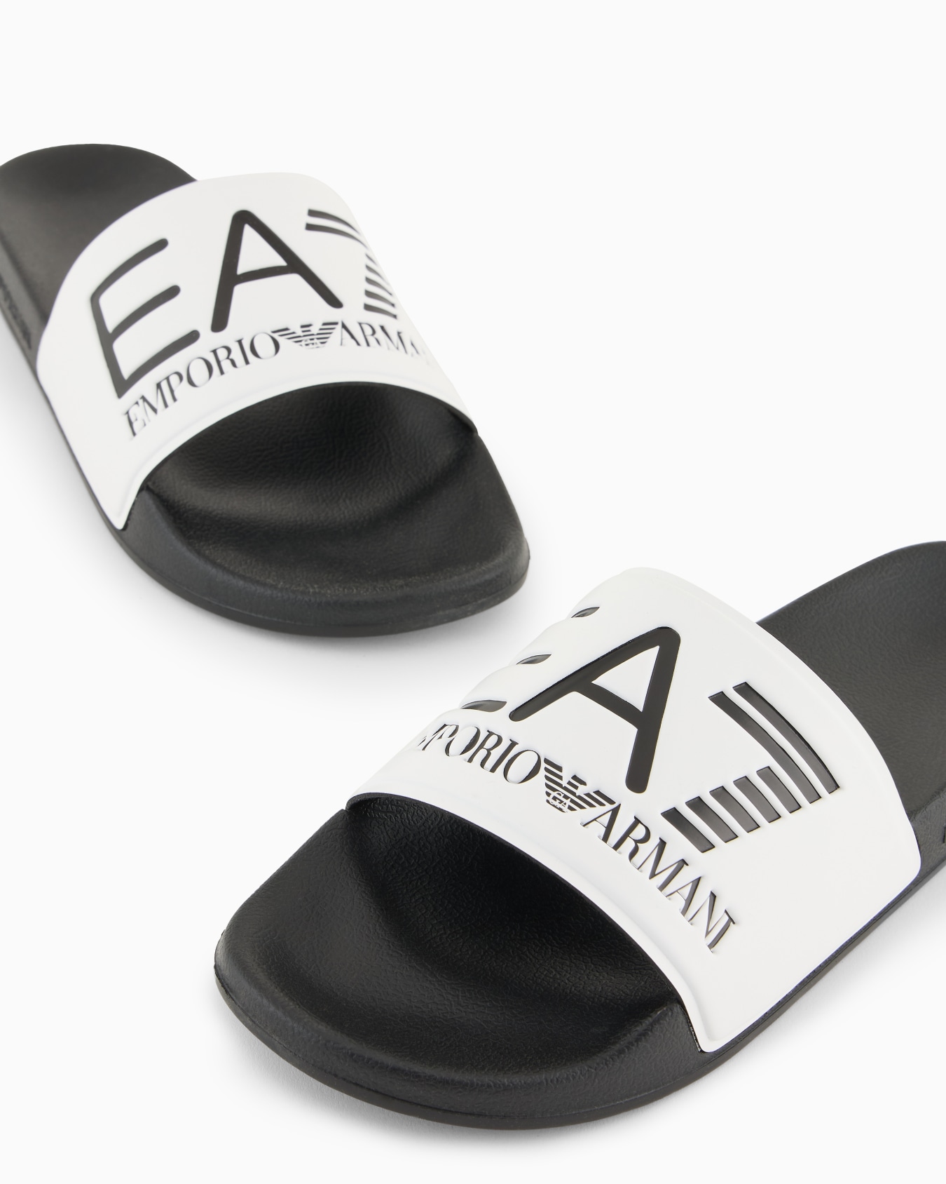 Claquettes avec grand logo Diapositive 1