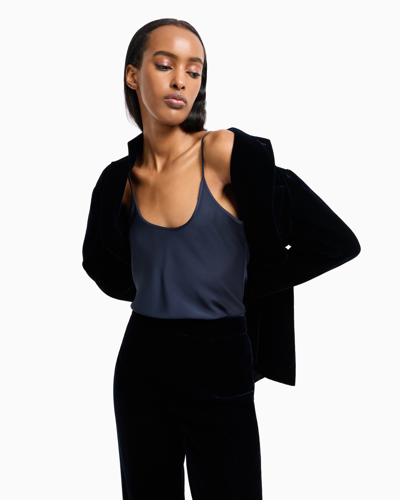 Cropped trousers in velvet Slide 4
