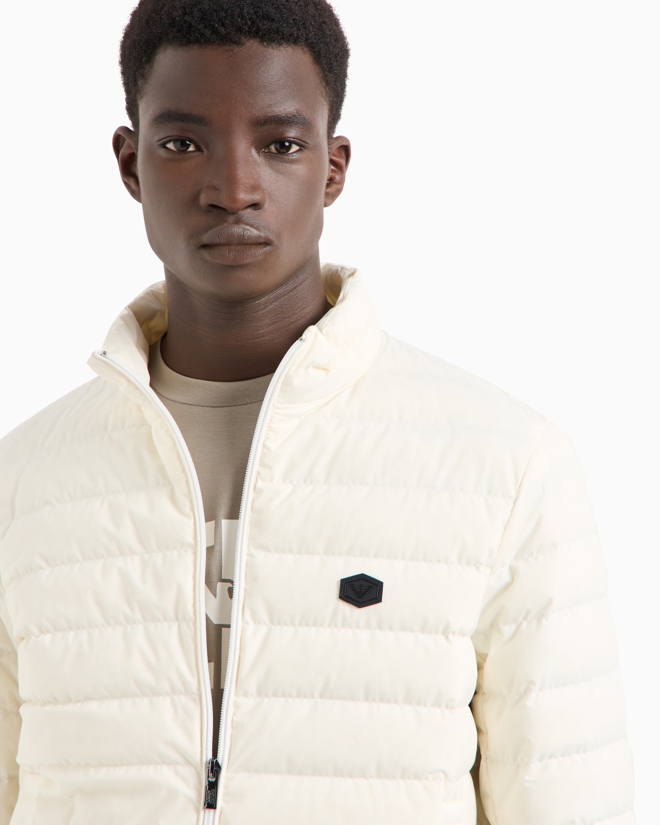 Chaqueta de plumas con cremallera completa en nailon acolchado y parche con logotipo de águila Diapositiva 4