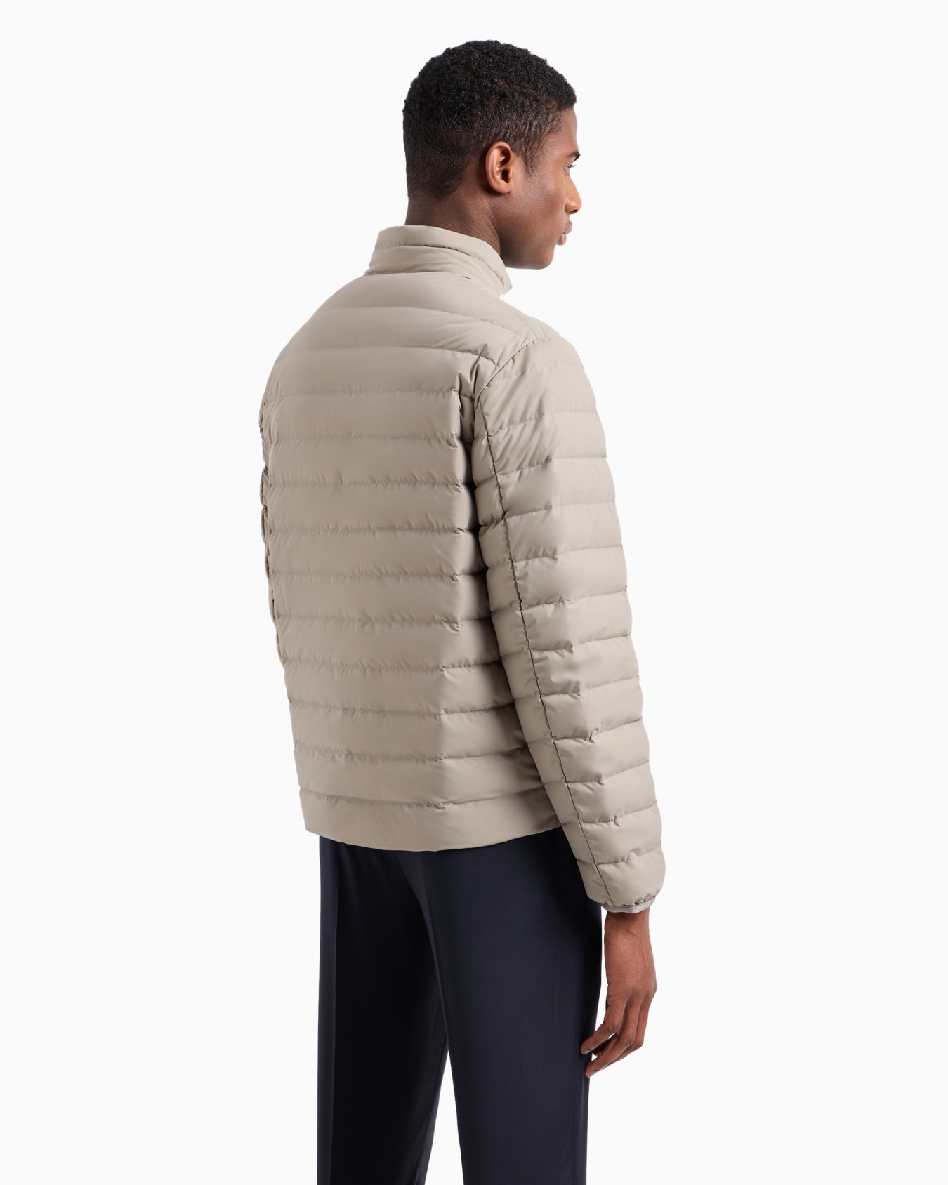 Daunenjacke mit durchgehendem Reißverschluss aus gestepptem Nylon mit Adler-Logo-Aufnäher Folie 2