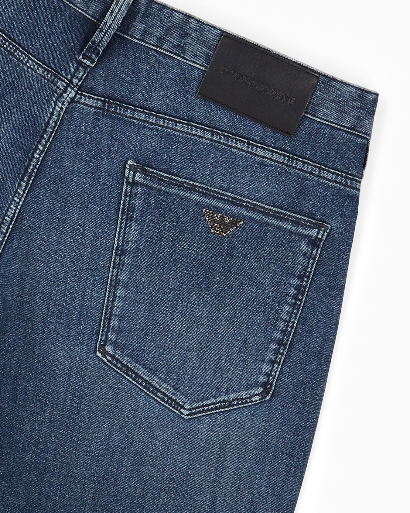 Vaqueros J06 slim fit en cómoda sarga de denim de 9,5 onzas Diapositiva 6