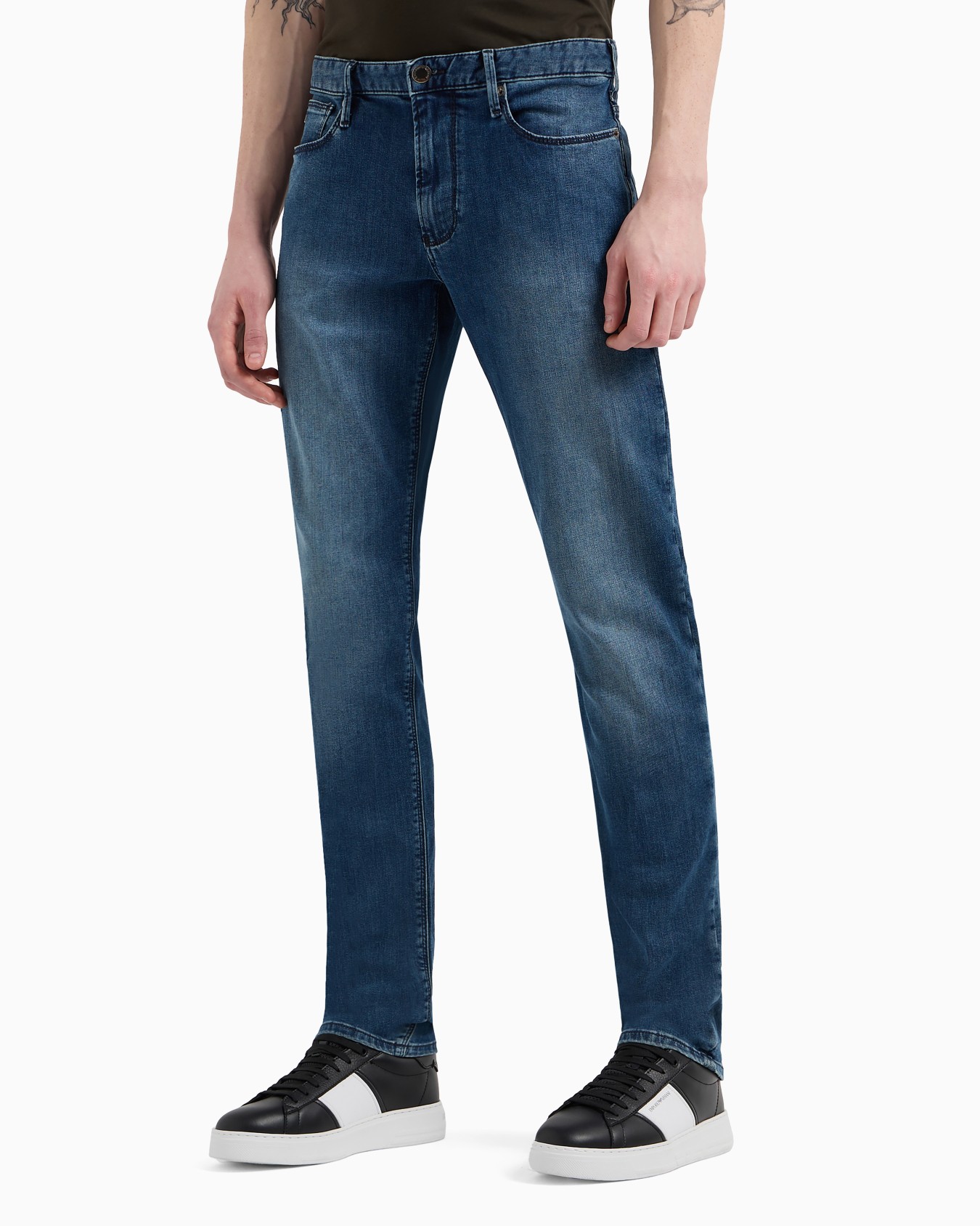Vaqueros J06 slim fit en cómoda sarga de denim de 9,5 onzas Diapositiva 1