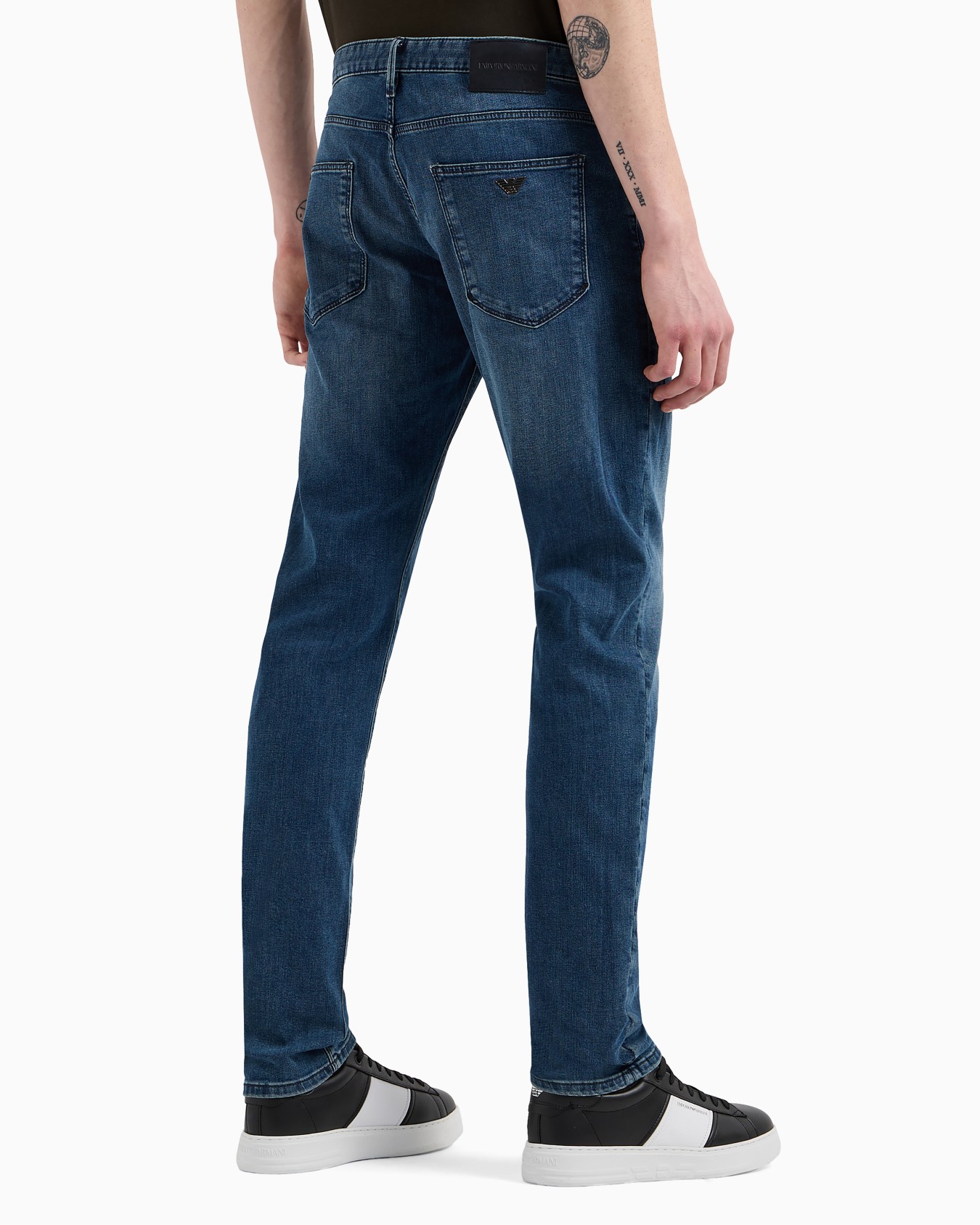 Vaqueros J06 slim fit en cómoda sarga de denim de 9,5 onzas Diapositiva 2