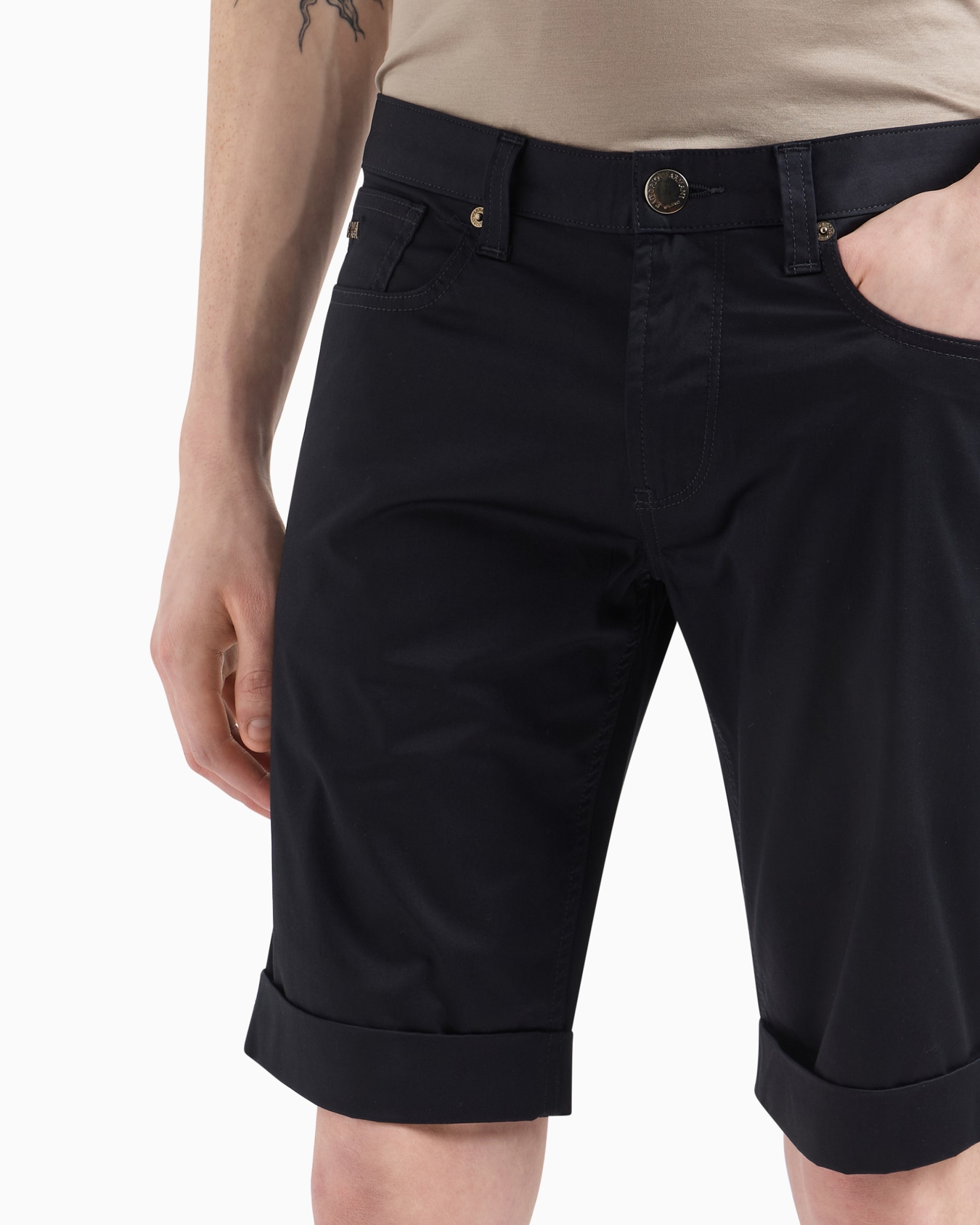Bermudas de cómodo algodón brillante con vuelta en el bajo Diapositiva 4