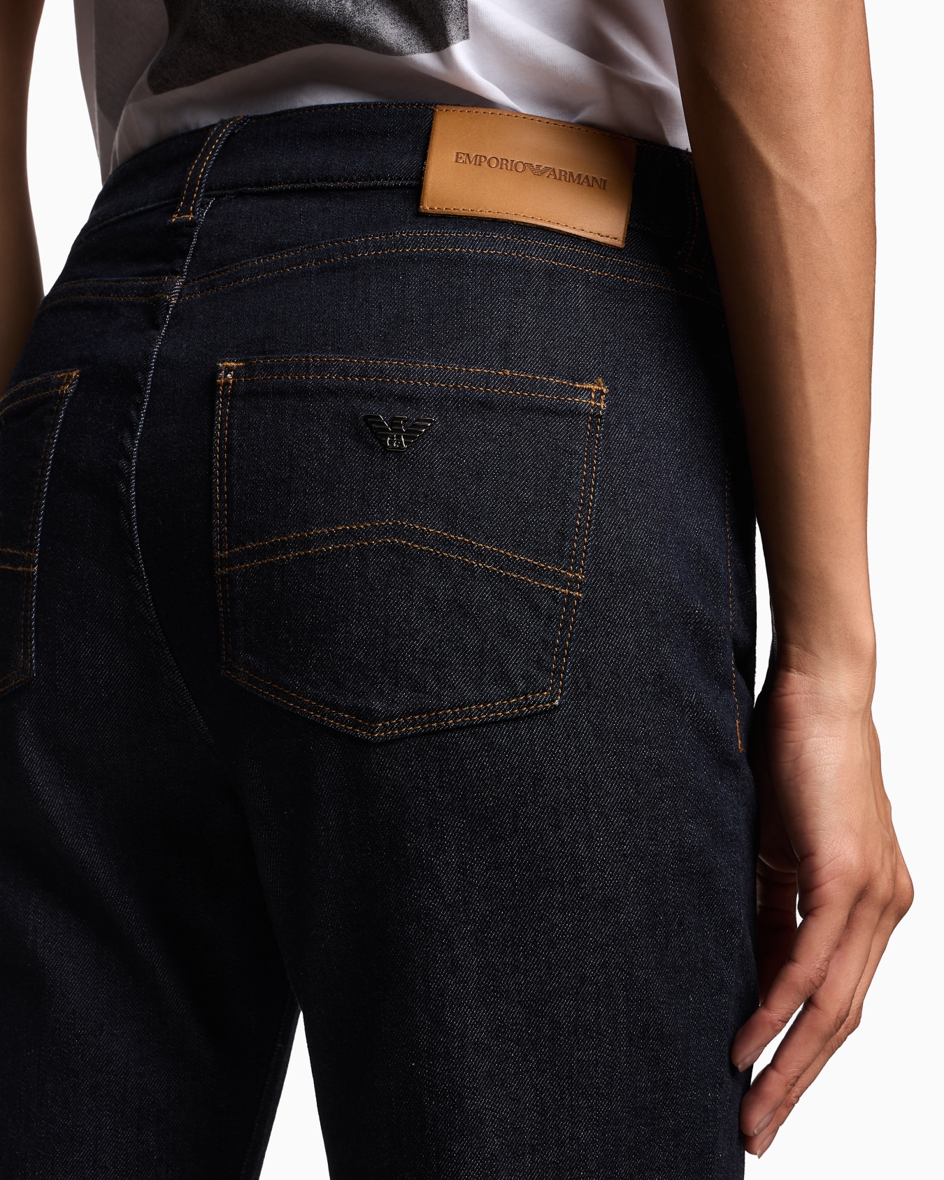 Vaqueros J18 con cintura alta y pernera ceñida en cómodo denim mercerizado Diapositiva 4
