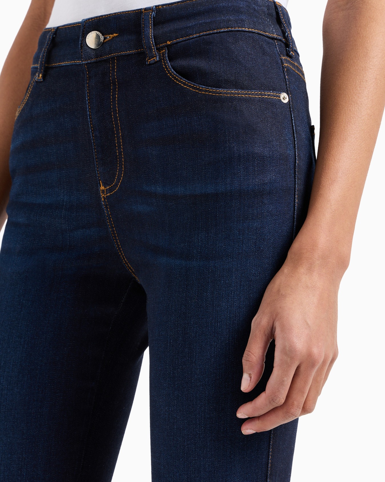 Vaqueros J18 de cintura alta y pernera ceñida en denim lavado de mezcla de lyocell Diapositiva 4