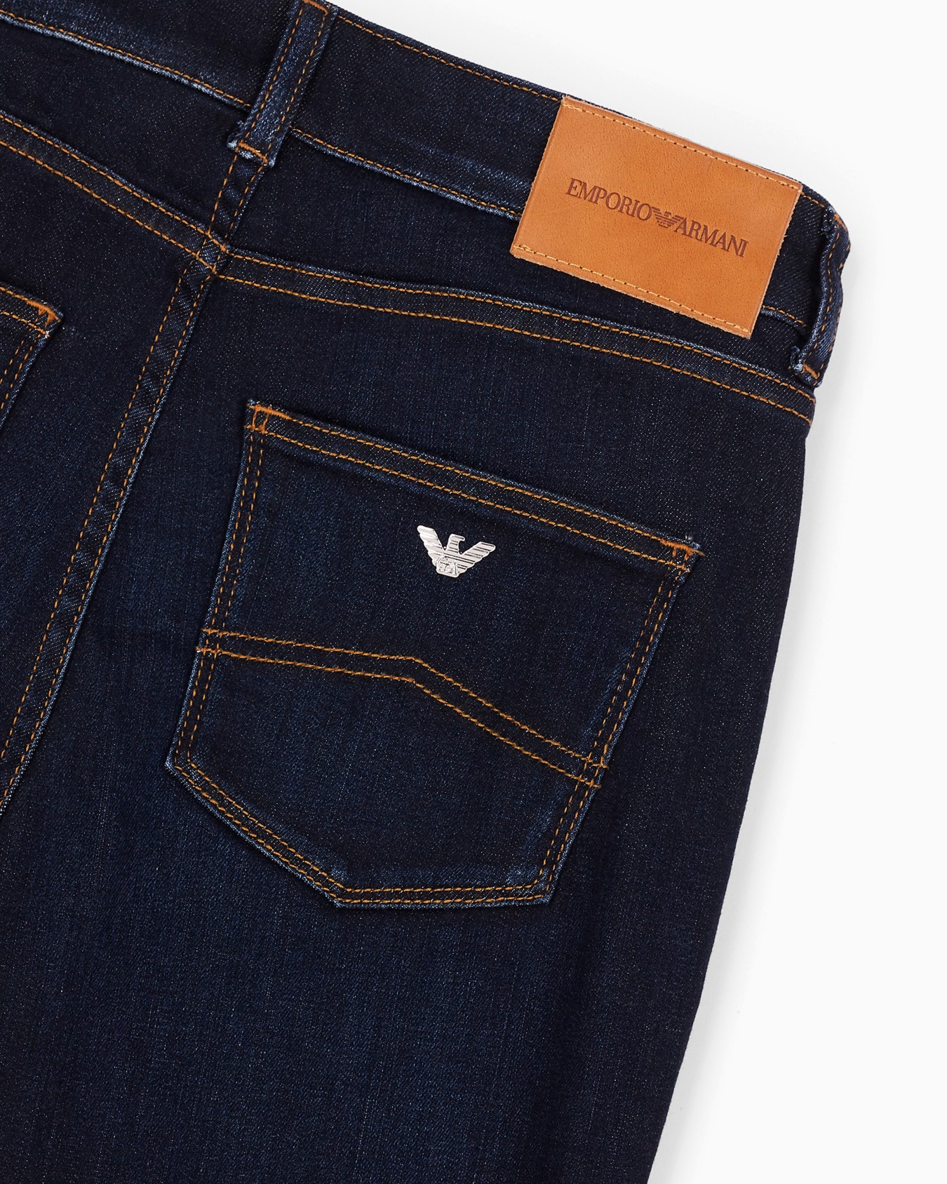 Vaqueros J18 de cintura alta y pernera ceñida en denim lavado de mezcla de lyocell Diapositiva 6