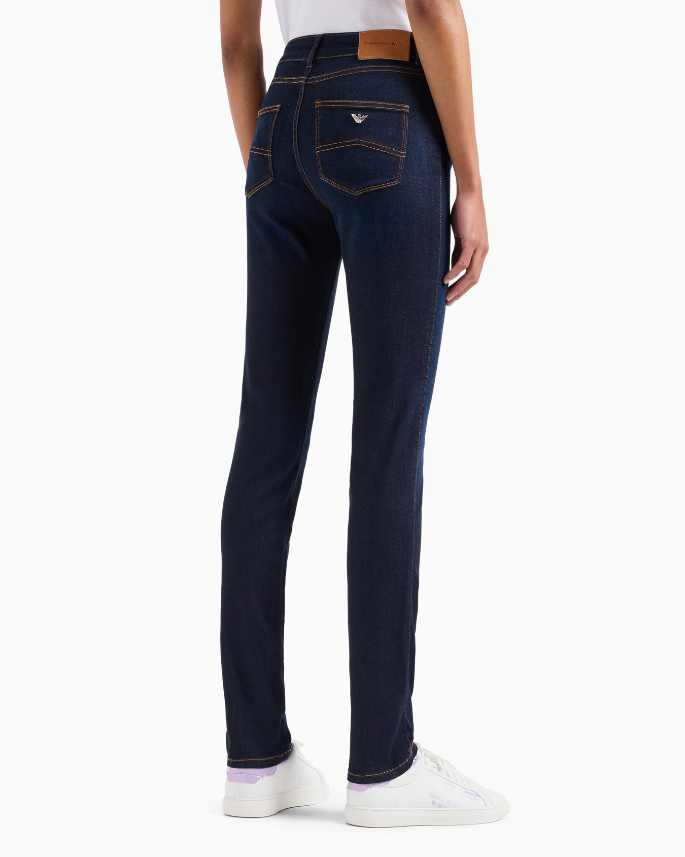 Vaqueros J18 de cintura alta y pernera ceñida en denim lavado de mezcla de lyocell Diapositiva 2