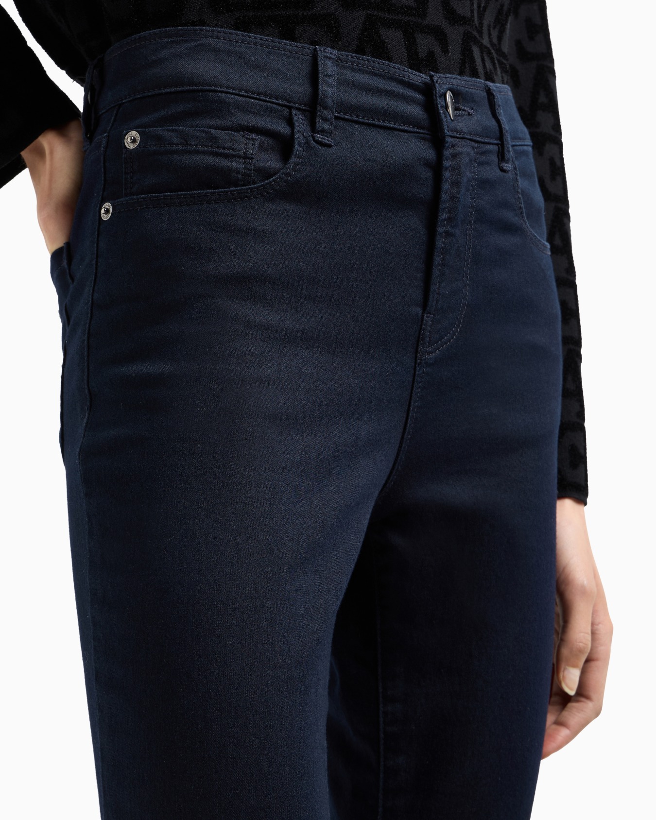 Vaqueros J20 de cintura alta y pernera superajustada en denim elástico Diapositiva 4