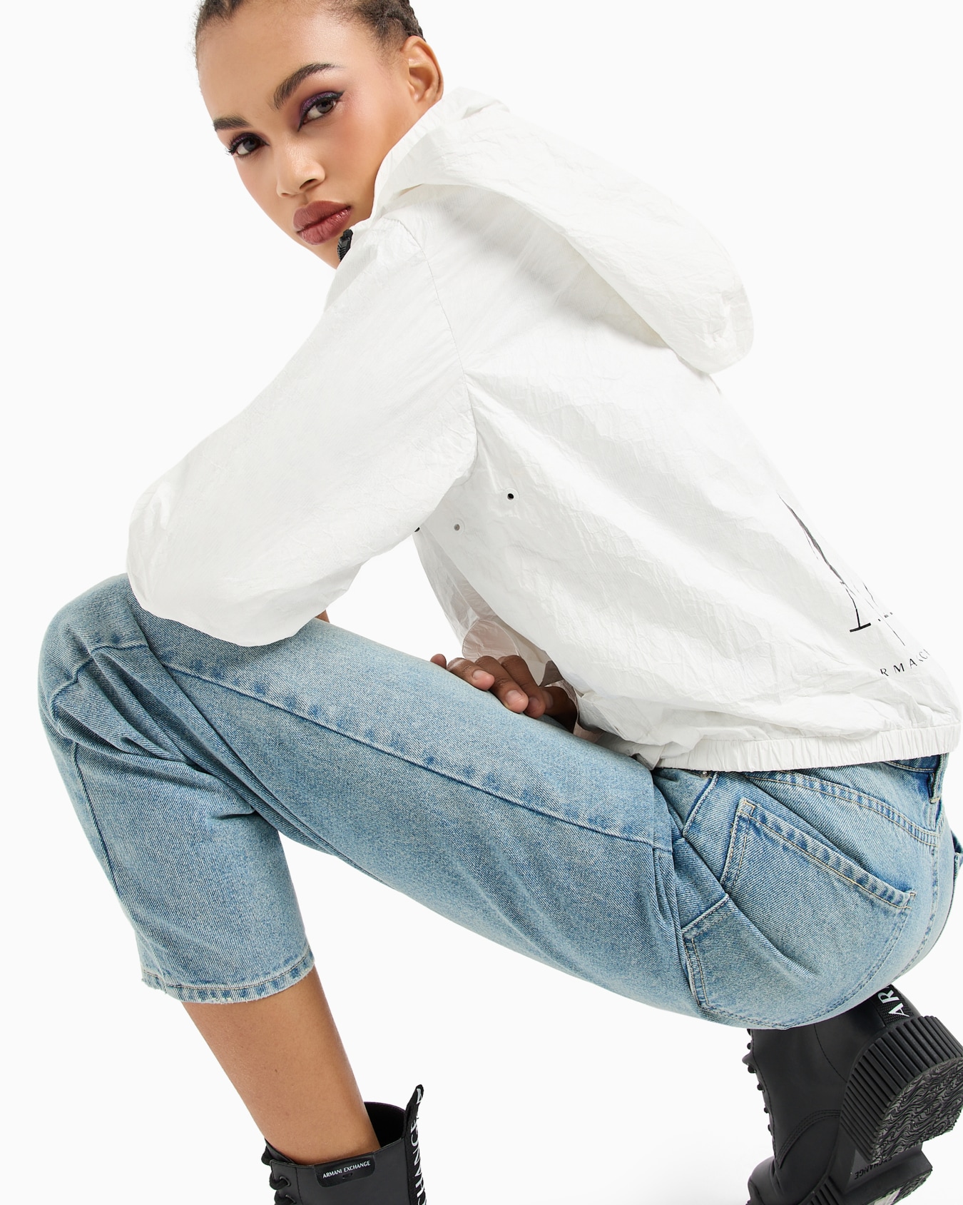 Jean coupe carotte J51 en denim rigide avec monogramme brodé Diapositive 5