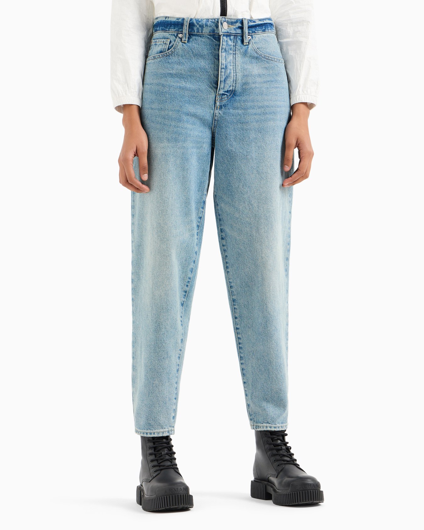 J51-Carrot-Fit-Jeans aus festem Denim mit gesticktem Monogramm Folie 3