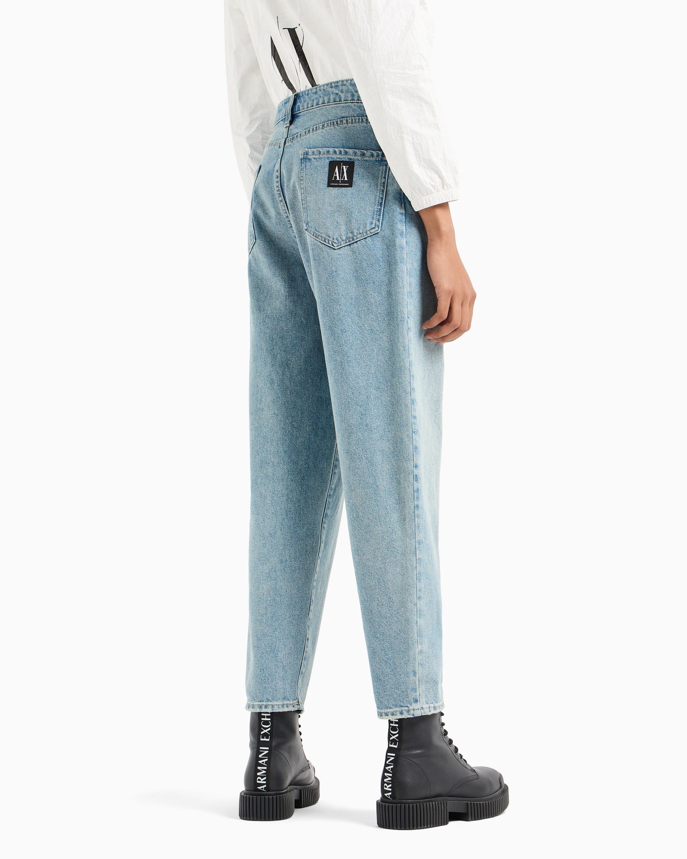 J51-Carrot-Fit-Jeans aus festem Denim mit gesticktem Monogramm Folie 2