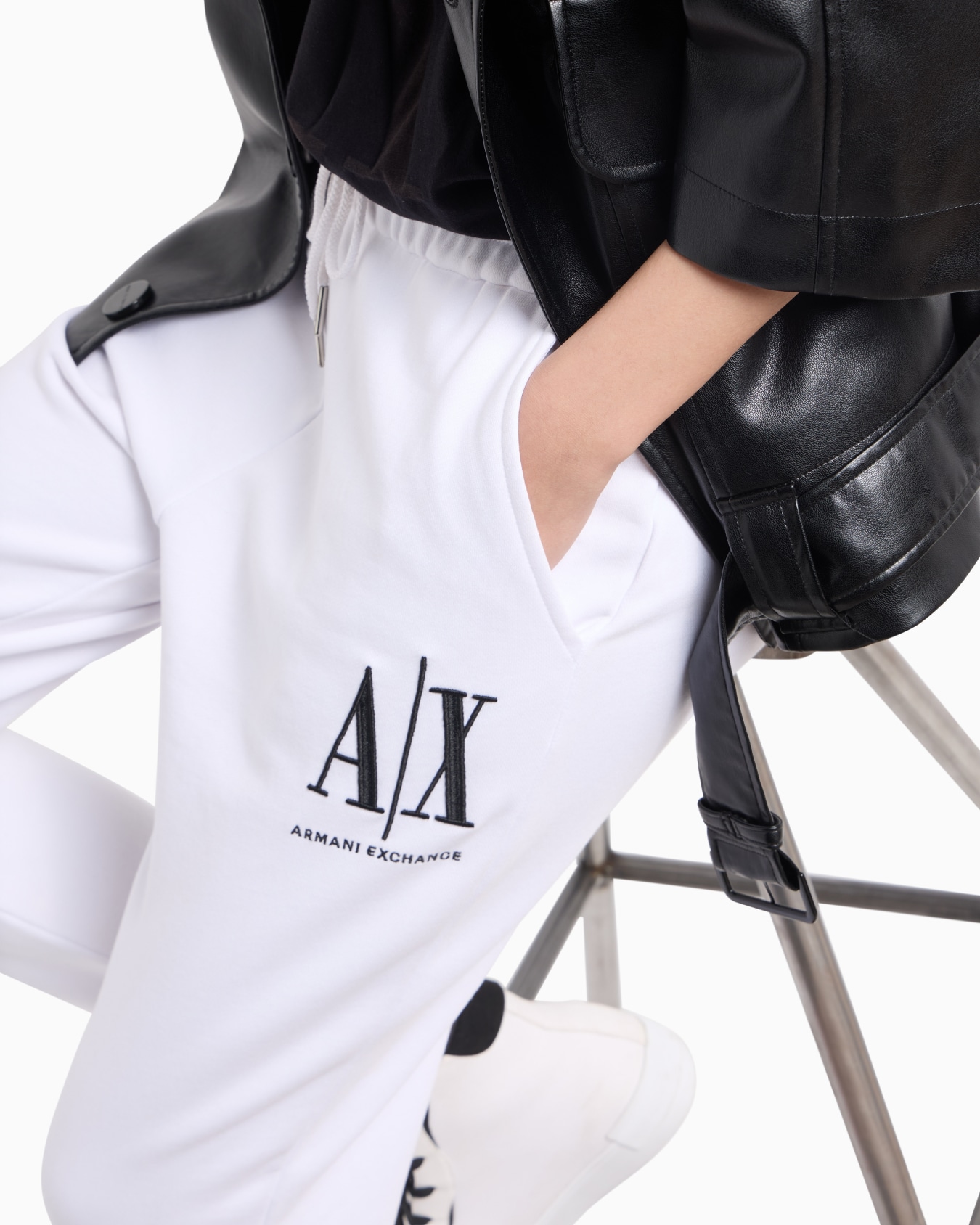 Soft yarn jogger pants with logo Slide 4