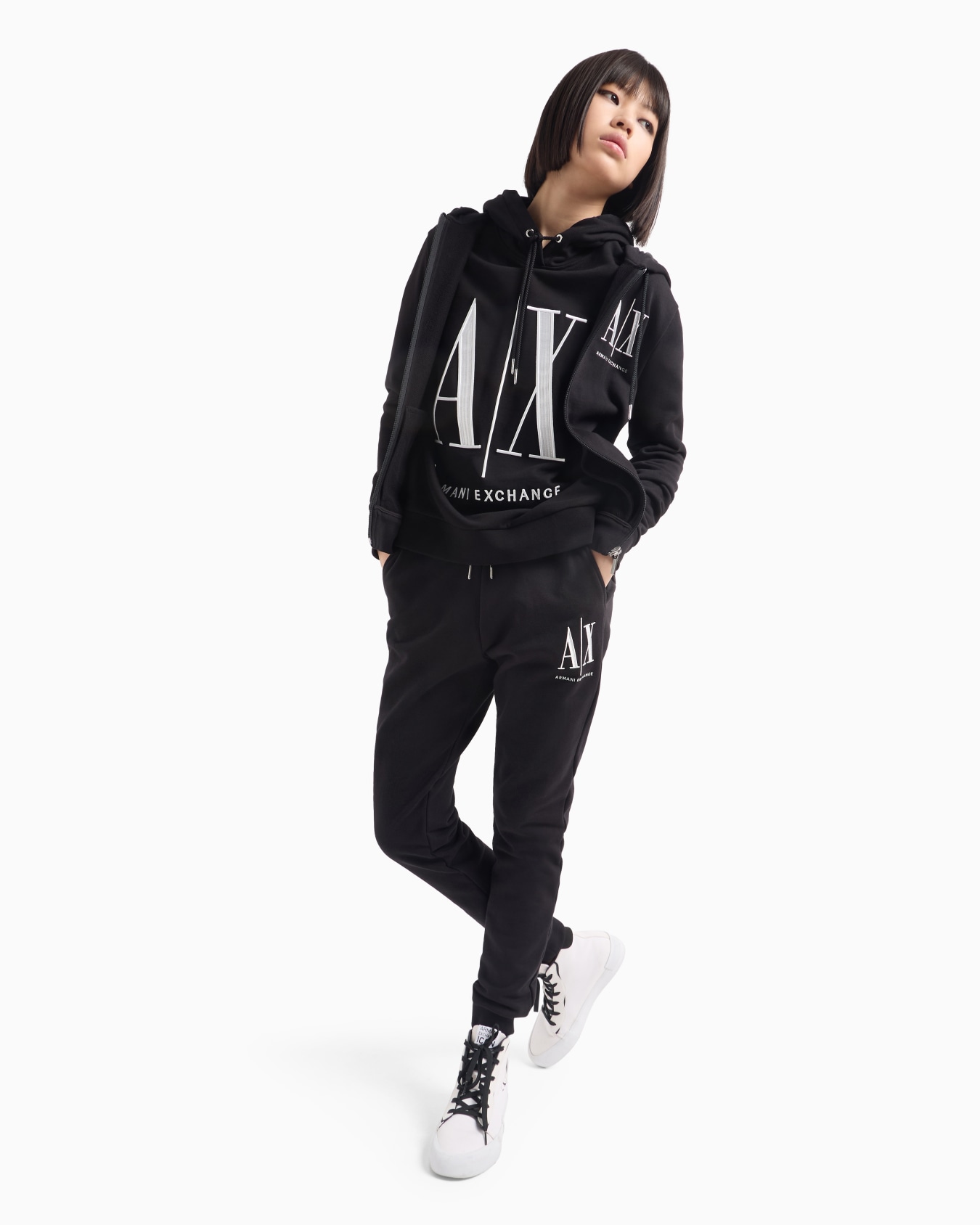 Soft yarn jogger pants with logo Slide 3