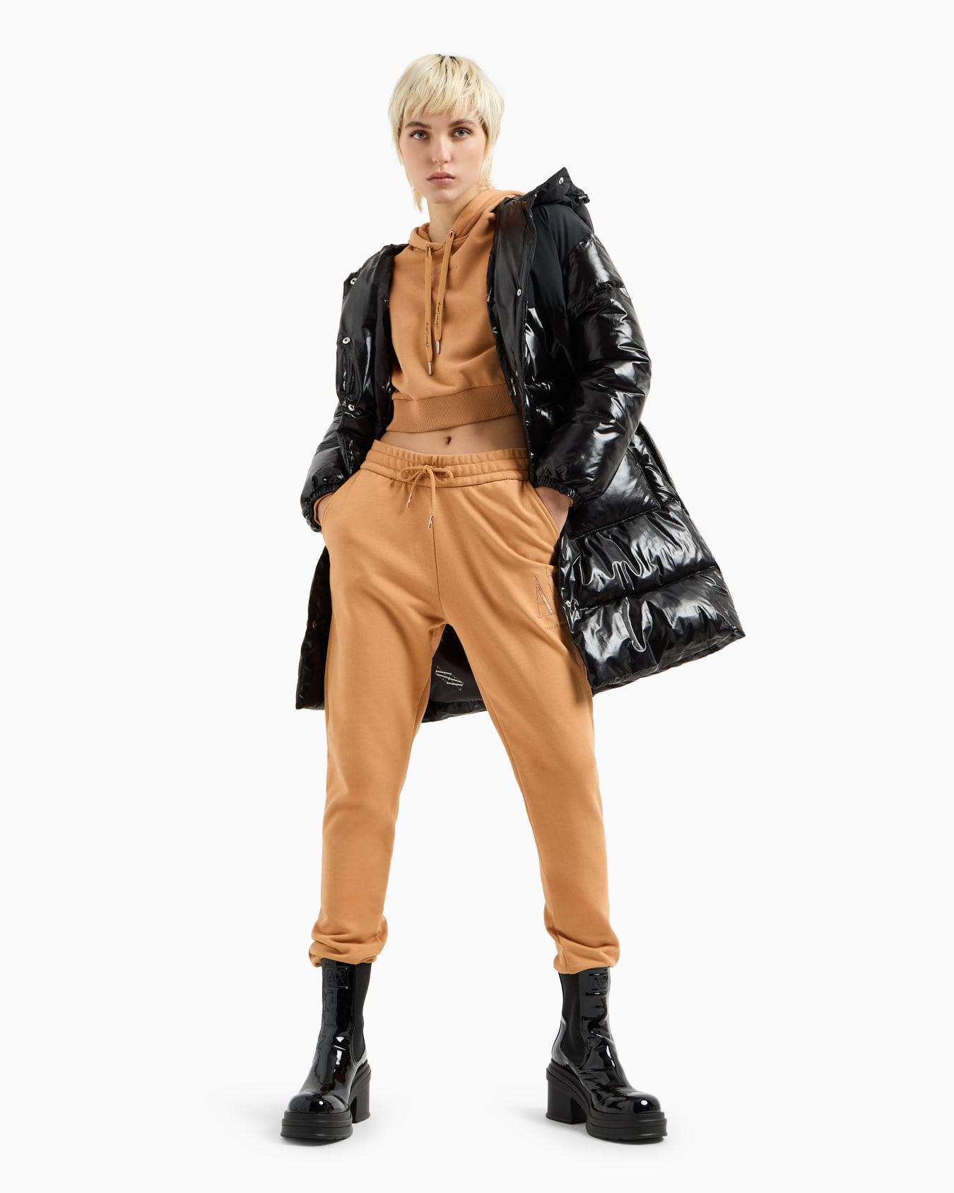 Soft yarn jogger pants with logo Slide 3