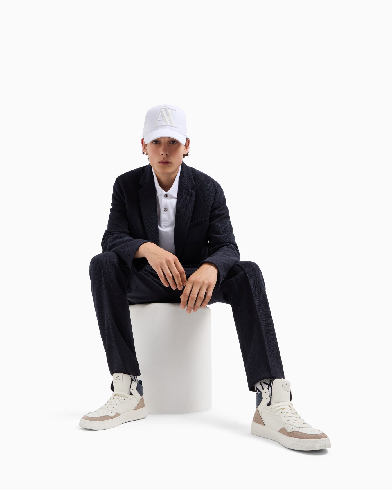 Piquet polo with contrasting details Slide 1