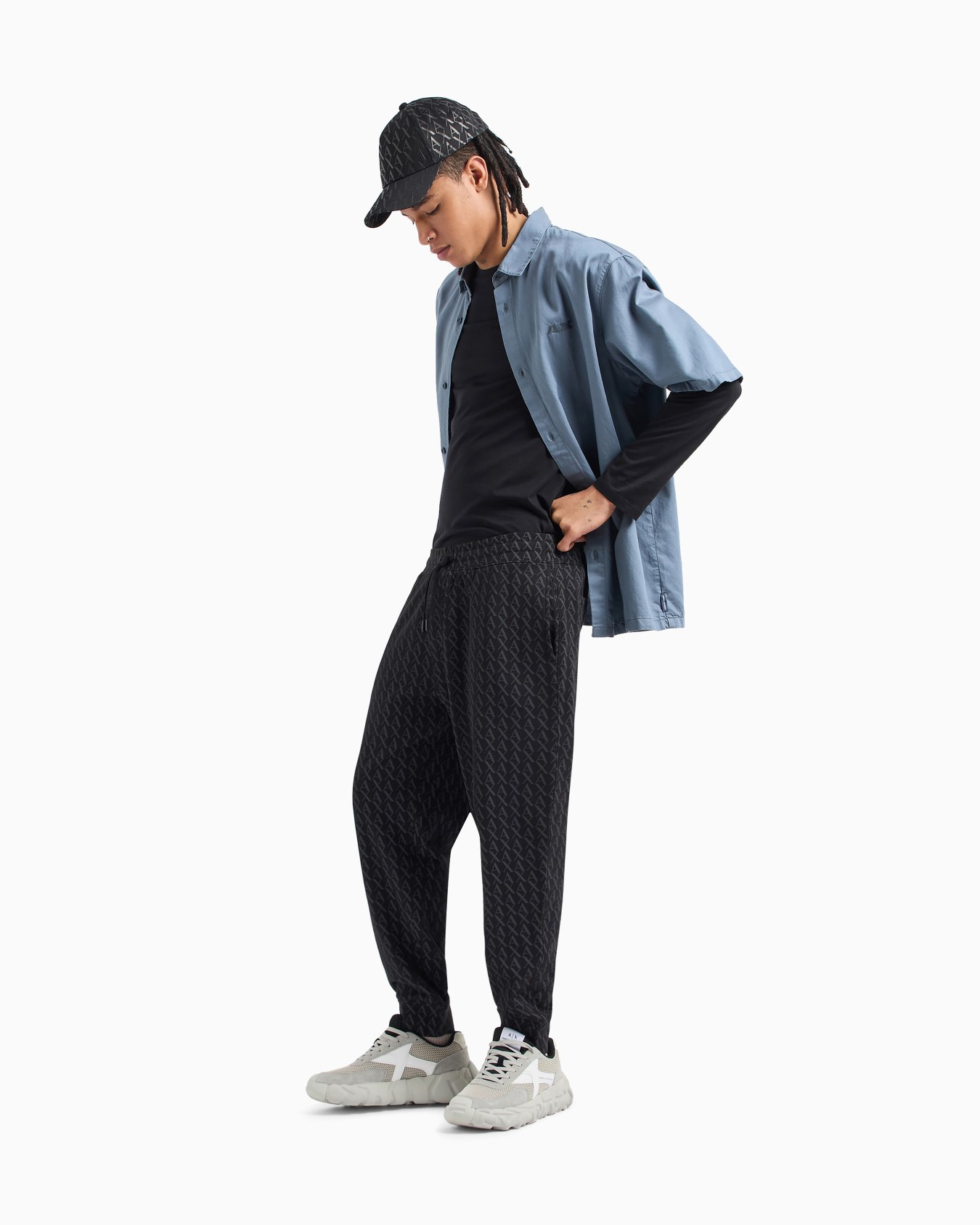 Jogger pants in fabric with allover logo pattern Diapositiva 1