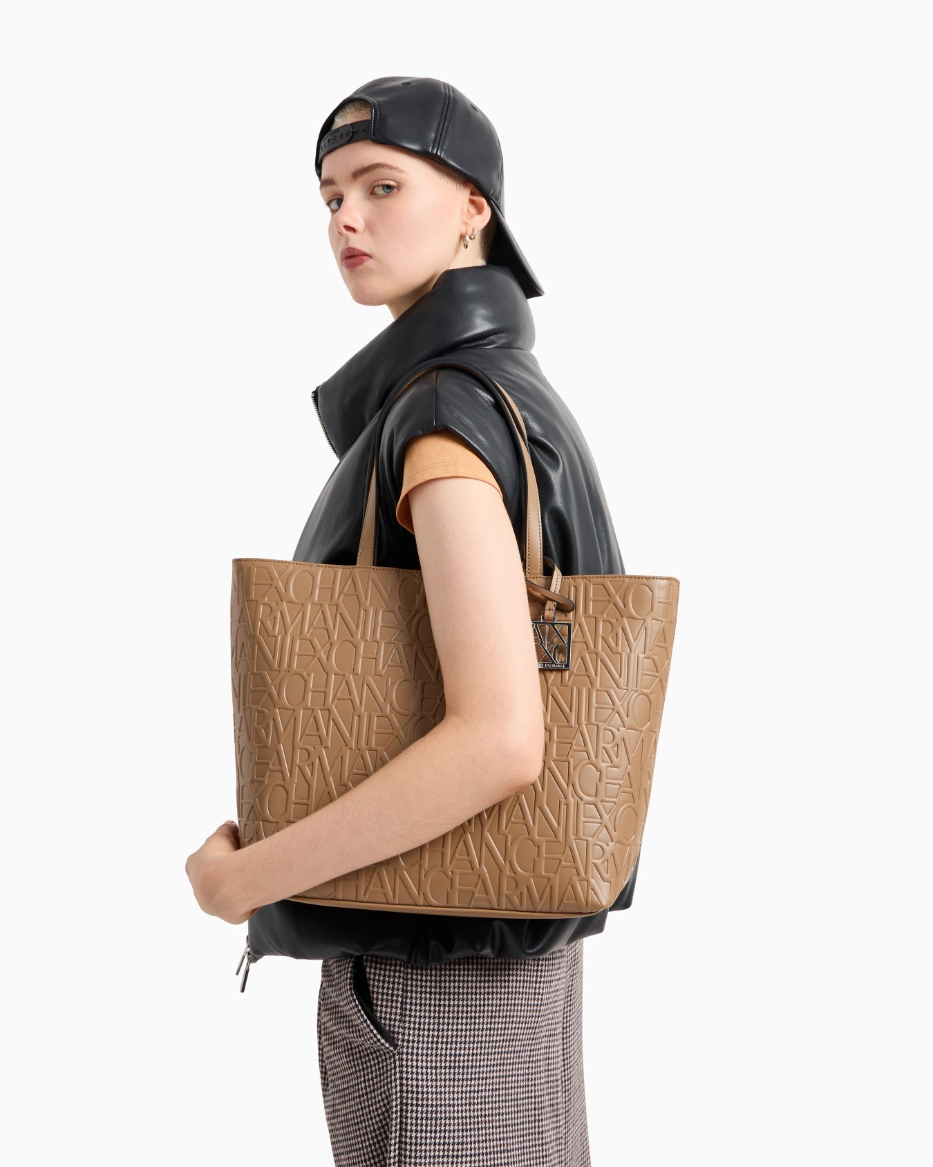 Shopper with all-over embossed logo Slide 6