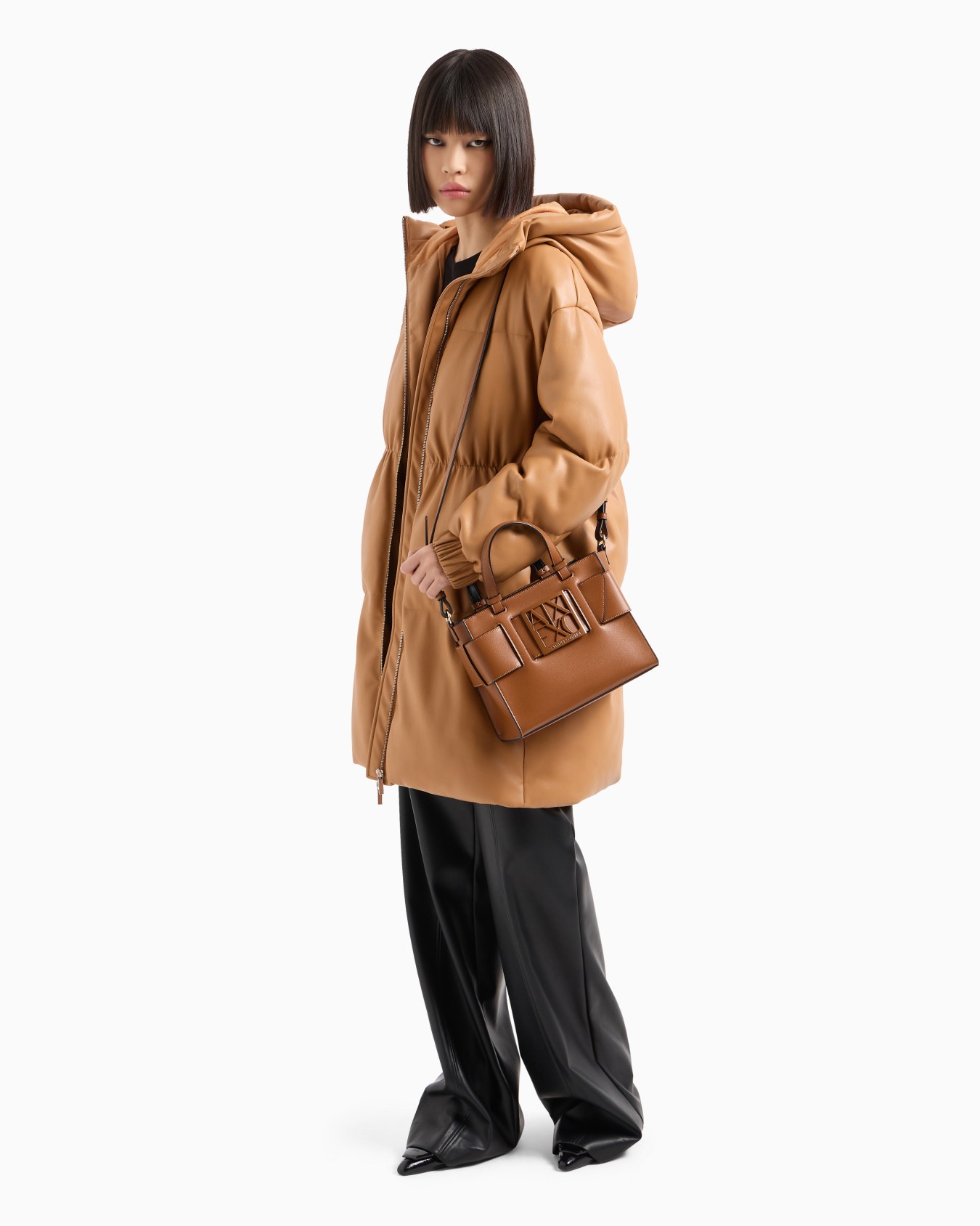 Medium tote bag with double handles and shoulder strap Slide 5