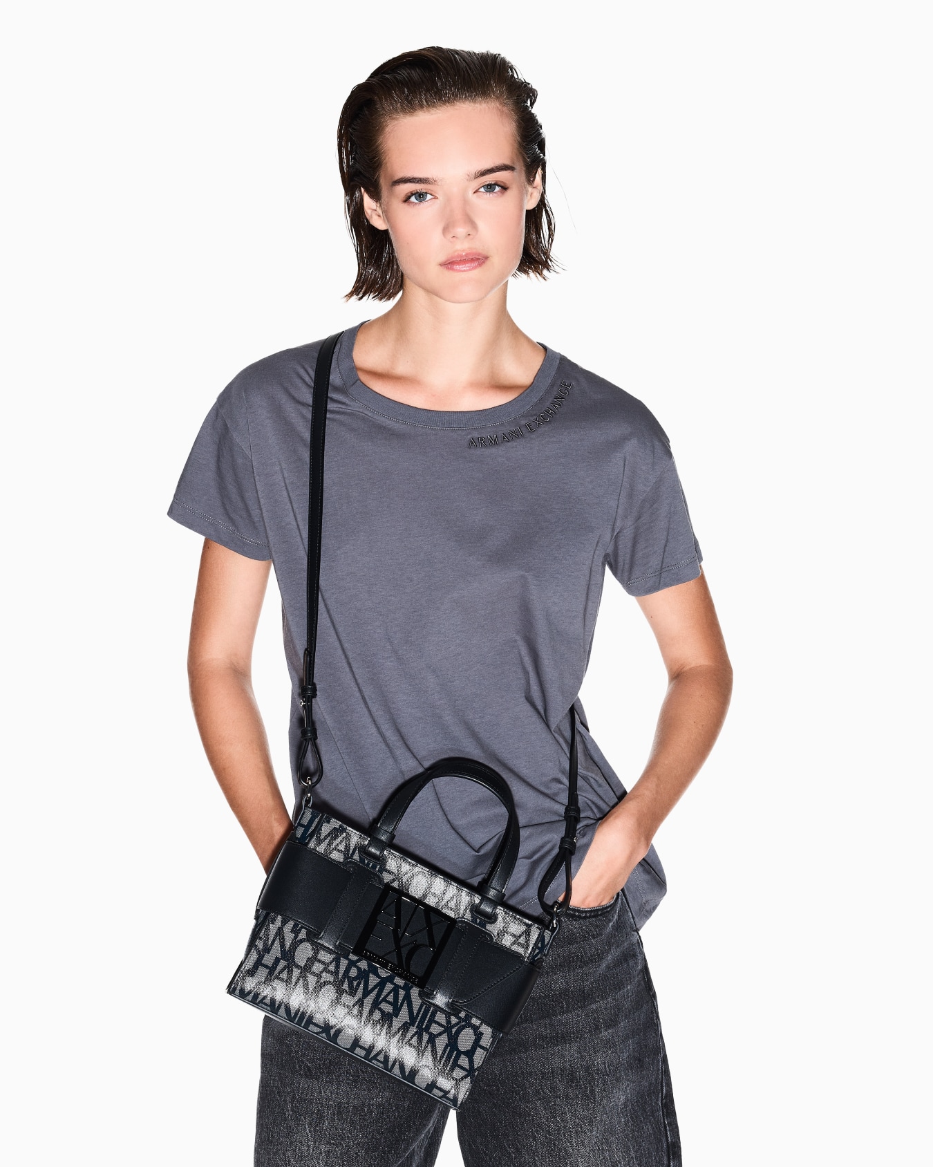 Bolso tote mediano con detalle en contraste Diapositiva 5