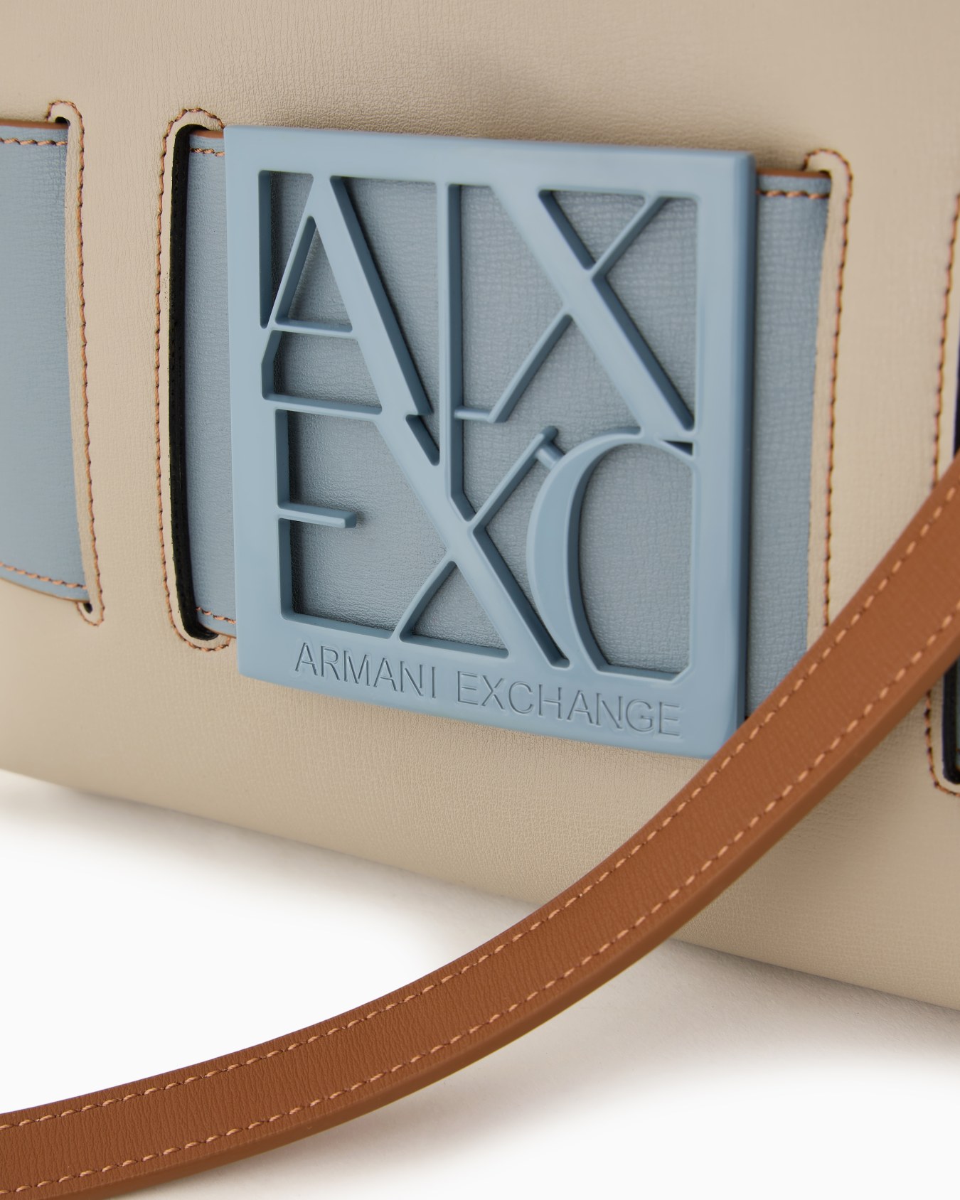  Color block shoulder bag with maxi logo Slide 4