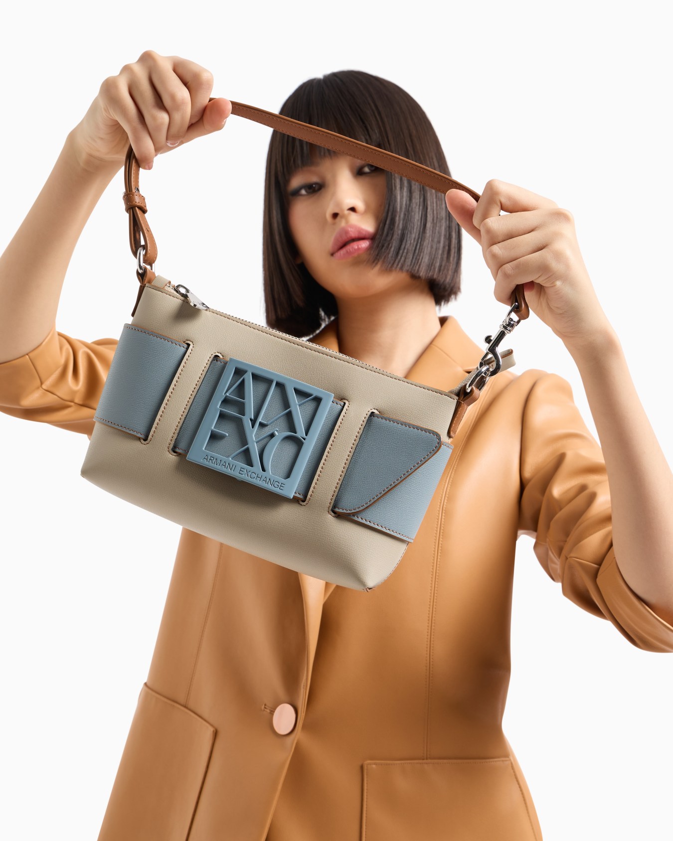  Color block shoulder bag with maxi logo Slide 5