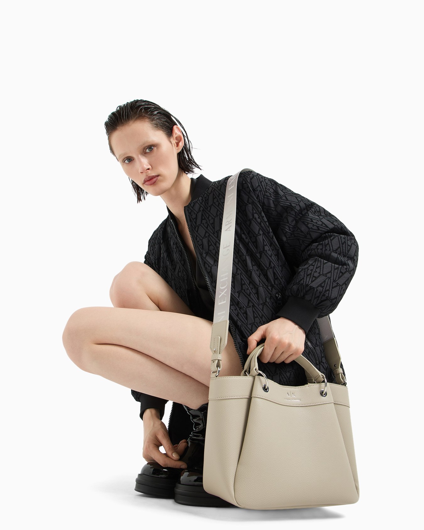 Medium shaped shopper bag with double handles Slide 5