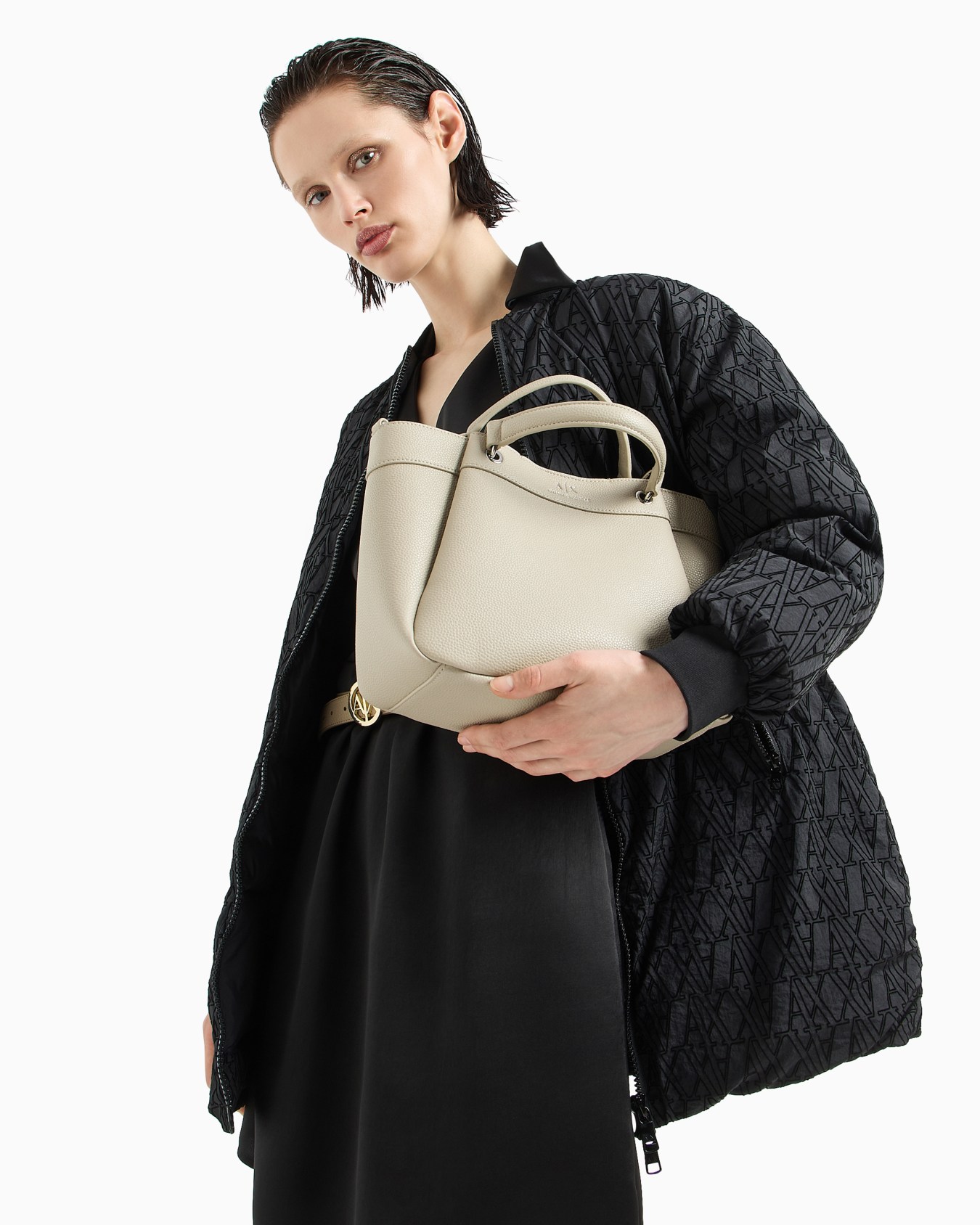 Medium shaped shopper bag with double handles Slide 6