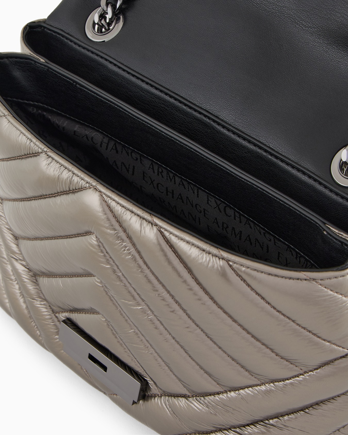 Quilted shoulder bag with chain strap Slide 3
