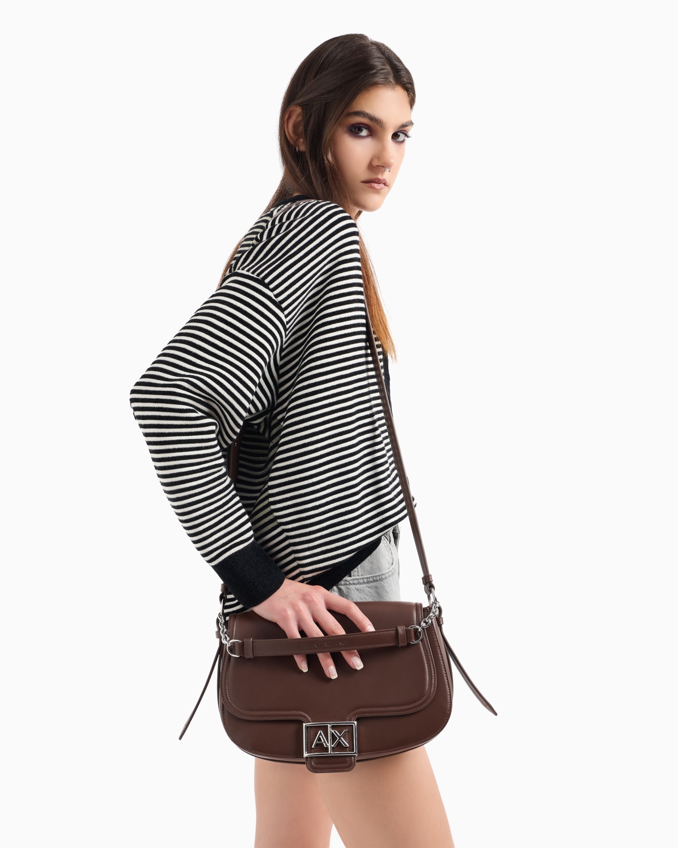 Rounded shoulder bag with monogram logo Slide 5