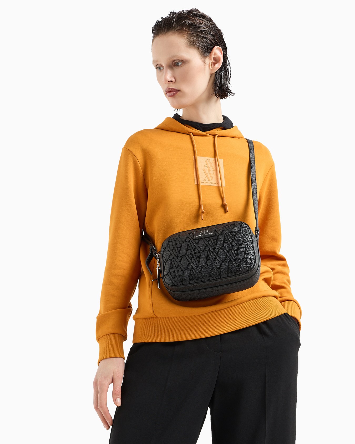 Bolso bandolera con monograma flocado Diapositiva 5